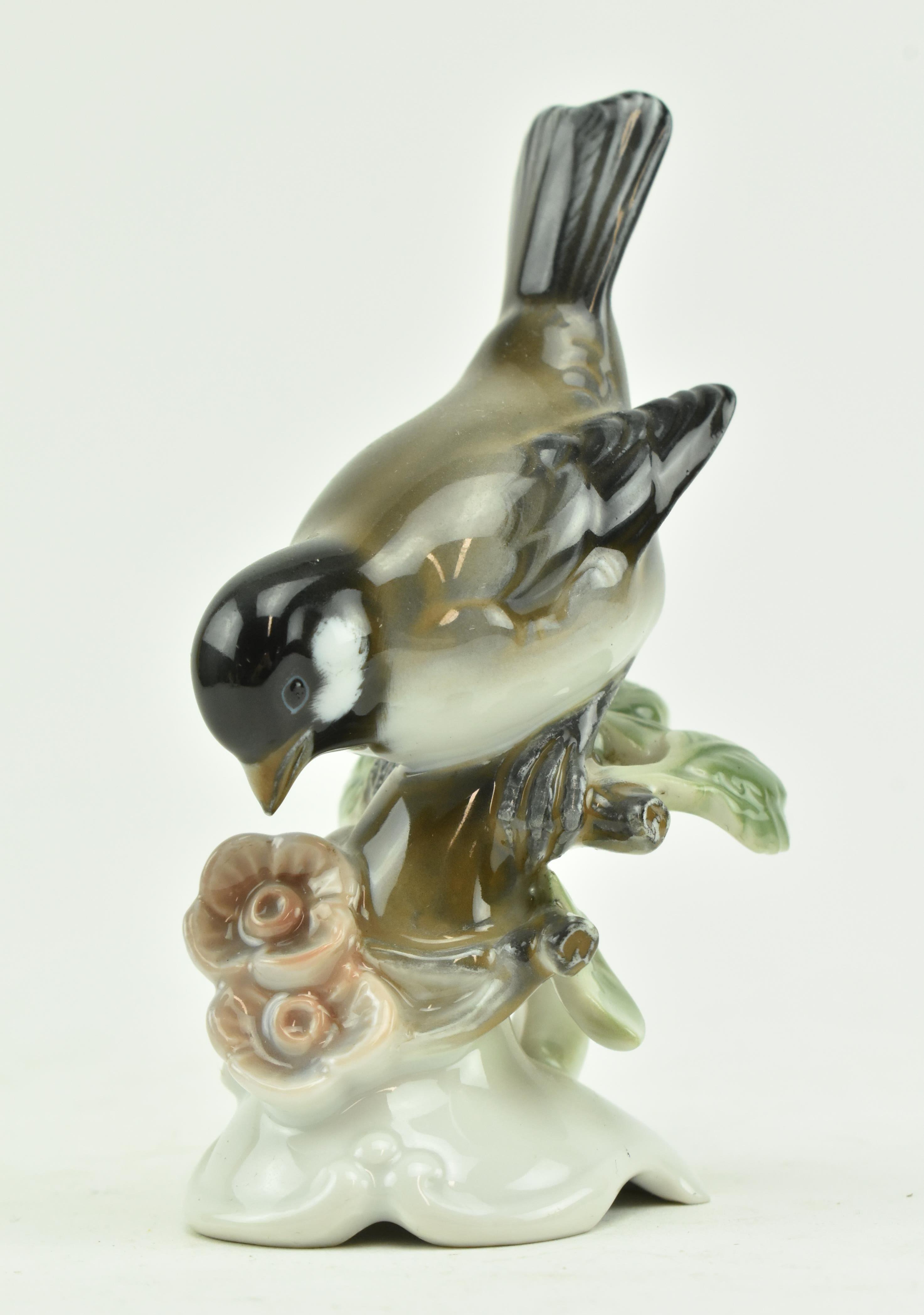 THREE CONTINENTAL PORCELAIN FIGURINES OF BIRDS - Image 8 of 10