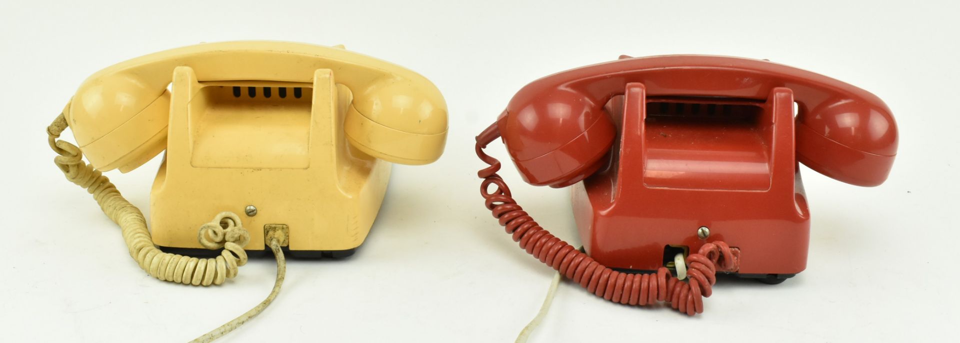 TWO VINTAGE G. P. O. ROTARY DIAL TELEPHONES, ONE RED ONE CREAM - Bild 5 aus 7
