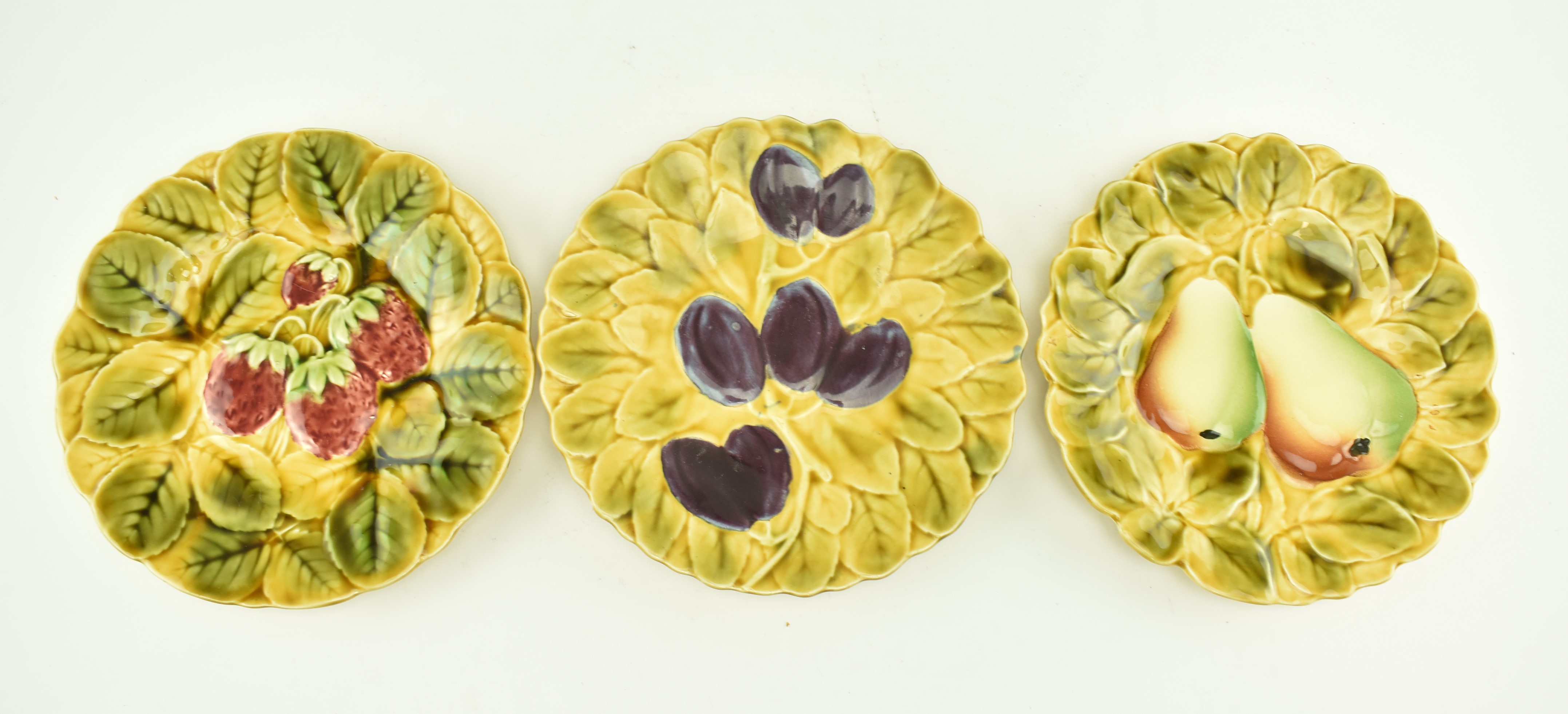 SET OF SIX MAJOLICA SARREGUEMINES FRENCH FRUIT PLATES - Image 4 of 6