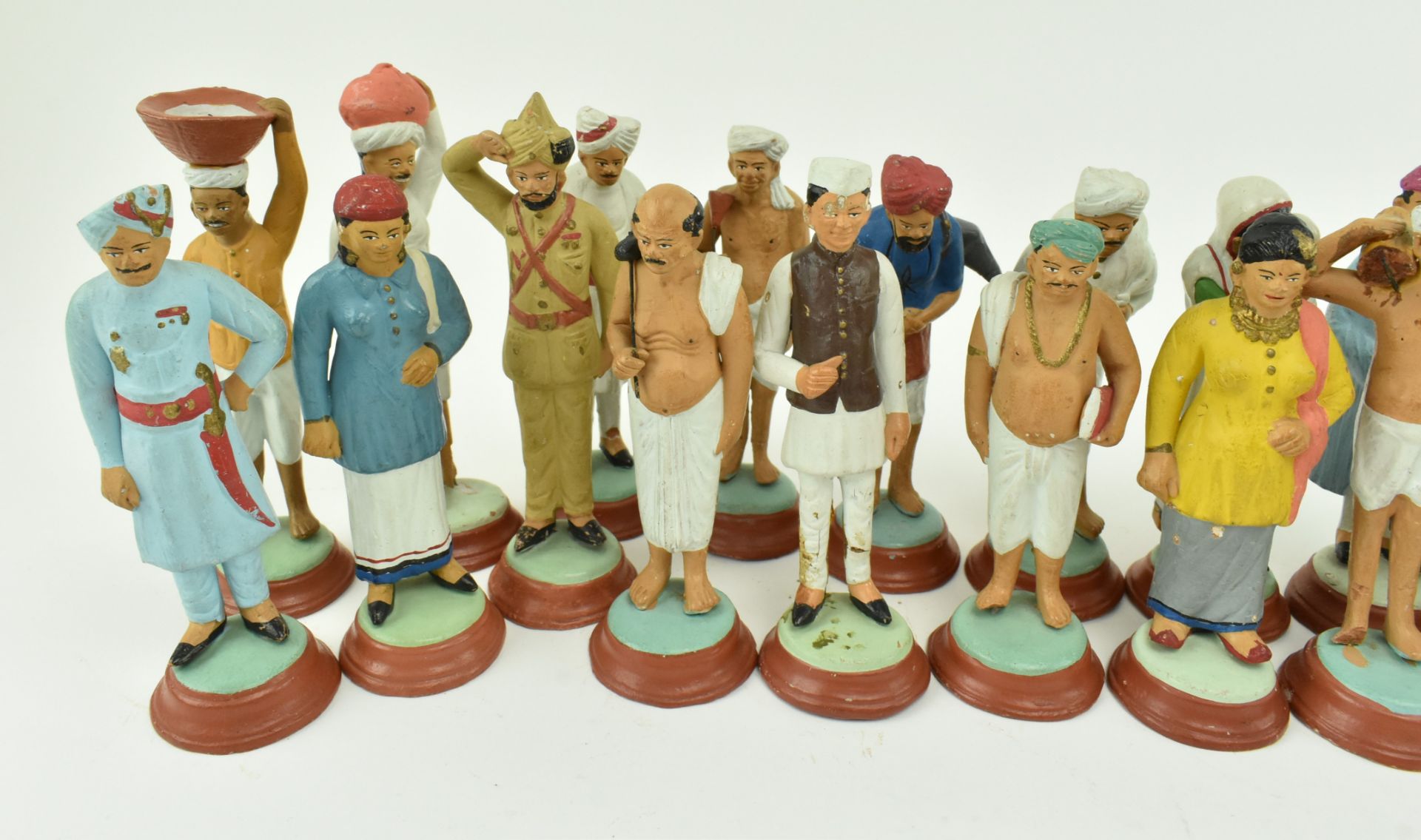 COLLECTION OF 28 INDIAN CLAY TERRACOTTA OVER WIRE FIGURINES - Bild 2 aus 6