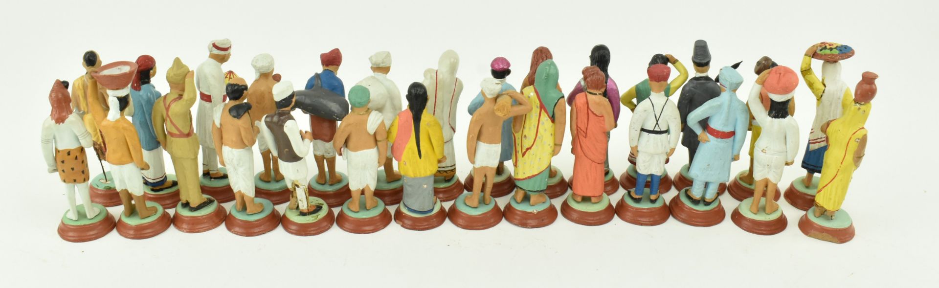 COLLECTION OF 28 INDIAN CLAY TERRACOTTA OVER WIRE FIGURINES - Bild 5 aus 6