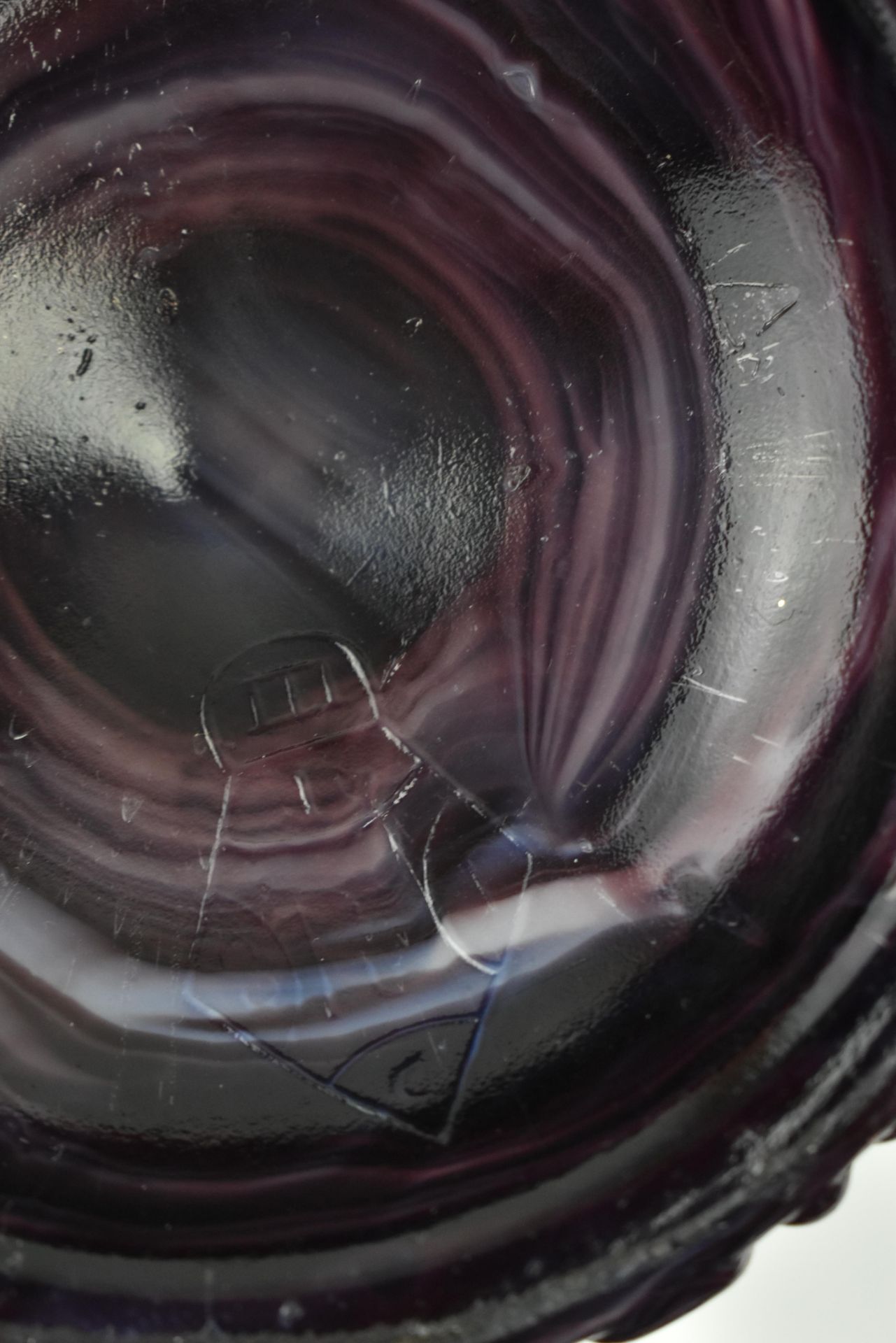 COLLECTION OF MALACHITE MARBLED PURPLE PRESSED GLASS SLAG - Bild 6 aus 17