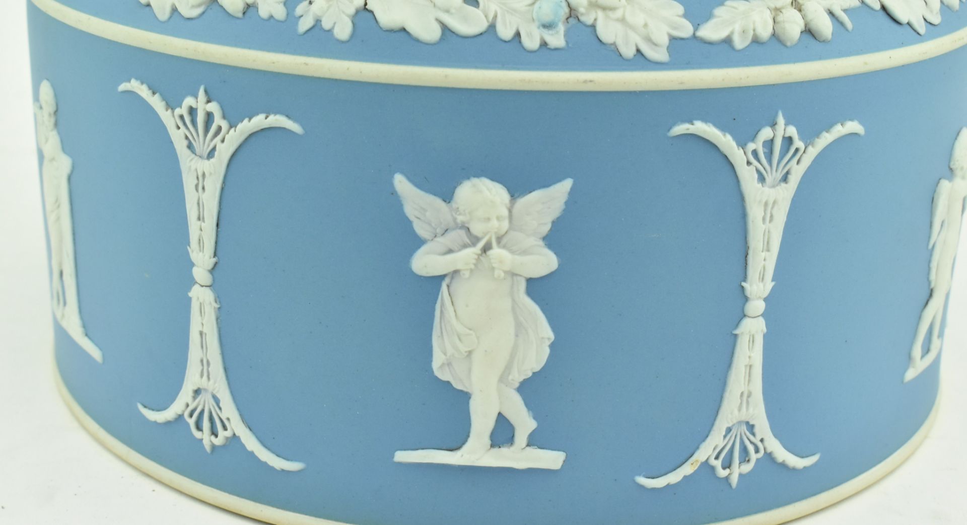 VICTORIAN WEDGWOOD JASPERWARE CHEESE DOME AND STAND - Image 4 of 8