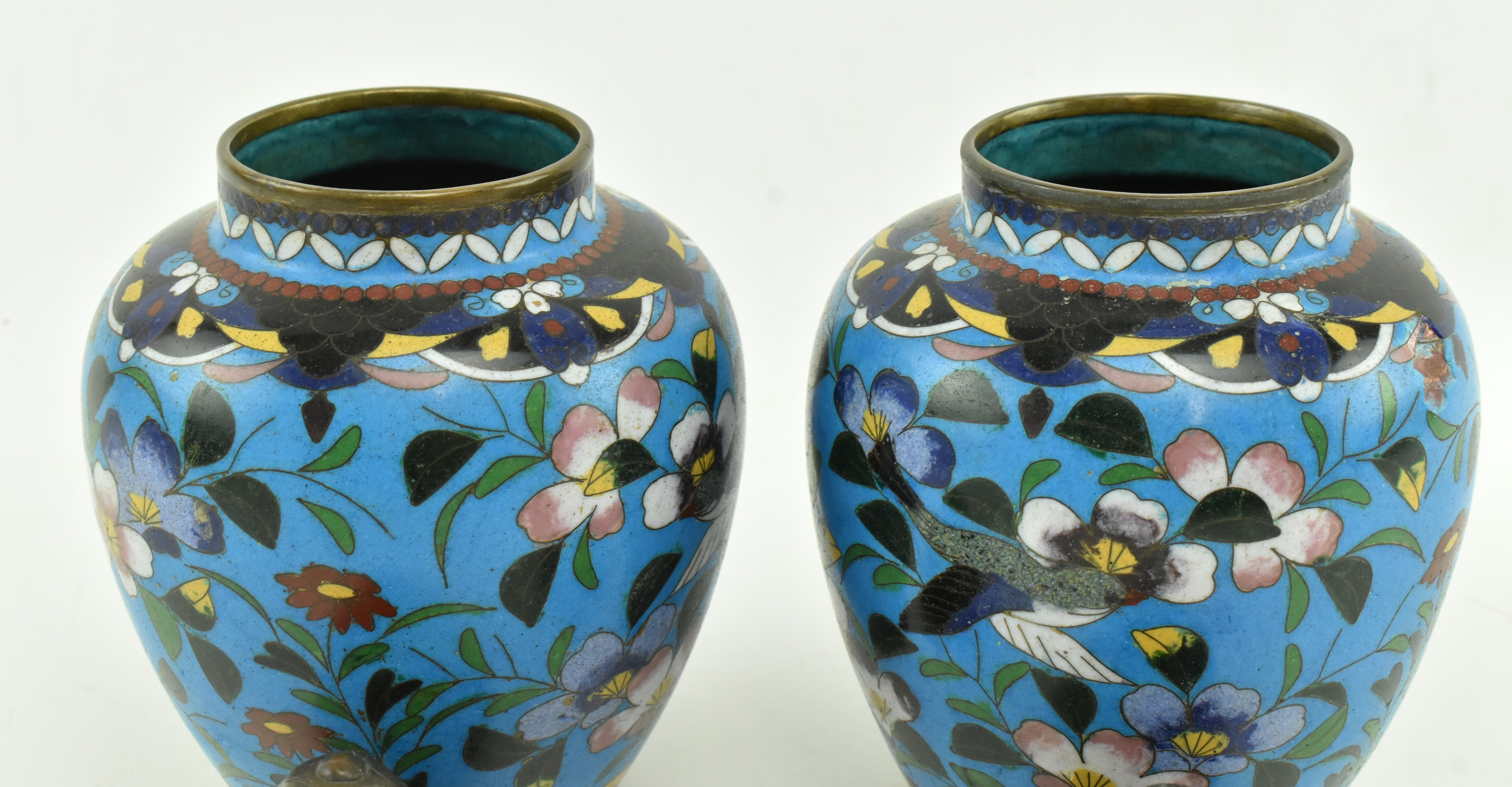 PAIR OF JAPANESE MEIJI PERIOD CLOISONNE JARS WITH COVER - Image 3 of 6