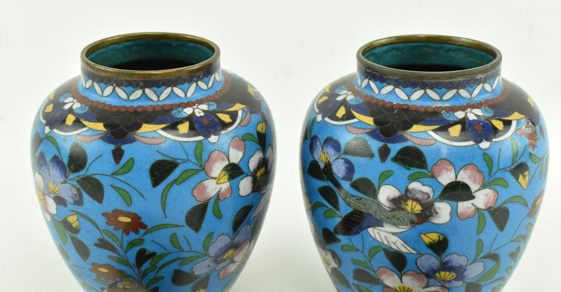 PAIR OF JAPANESE MEIJI PERIOD CLOISONNE JARS WITH COVER - Image 3 of 6