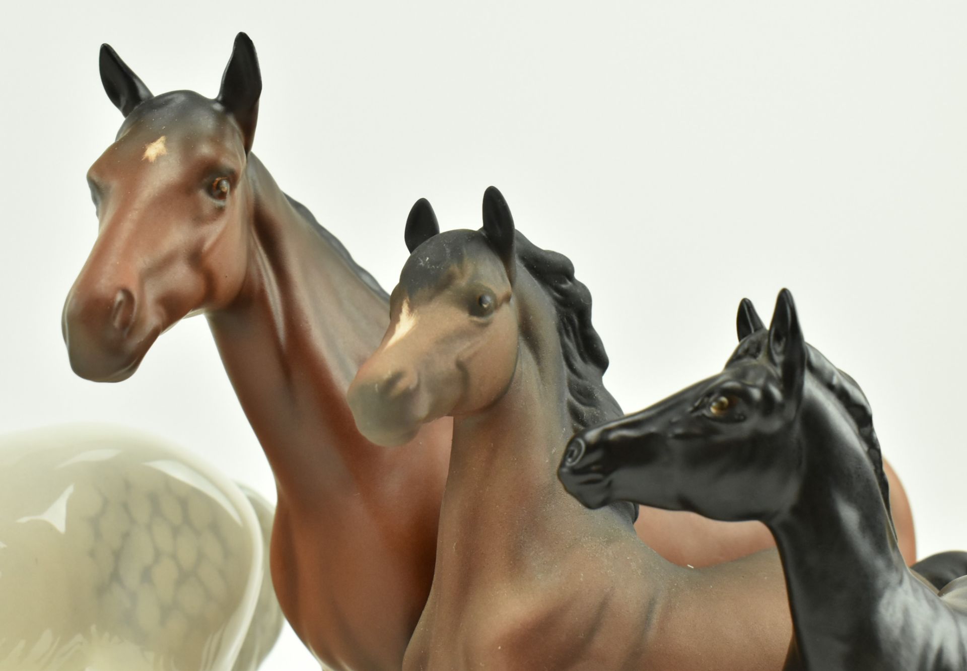 BESWICK & ROYAL DOULTON - FIVE PORCELAIN & BISQUE HORSES - Bild 3 aus 8