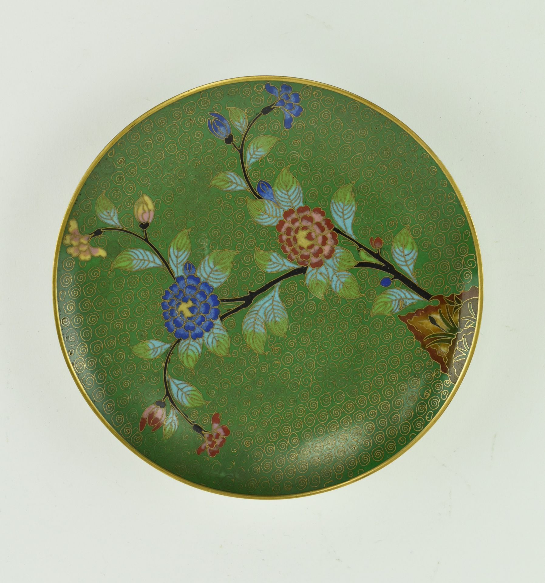 TWO 20TH CENTURY CHINESE CLOISONNE FLORAL BOWLS & A PLATE - Image 4 of 7