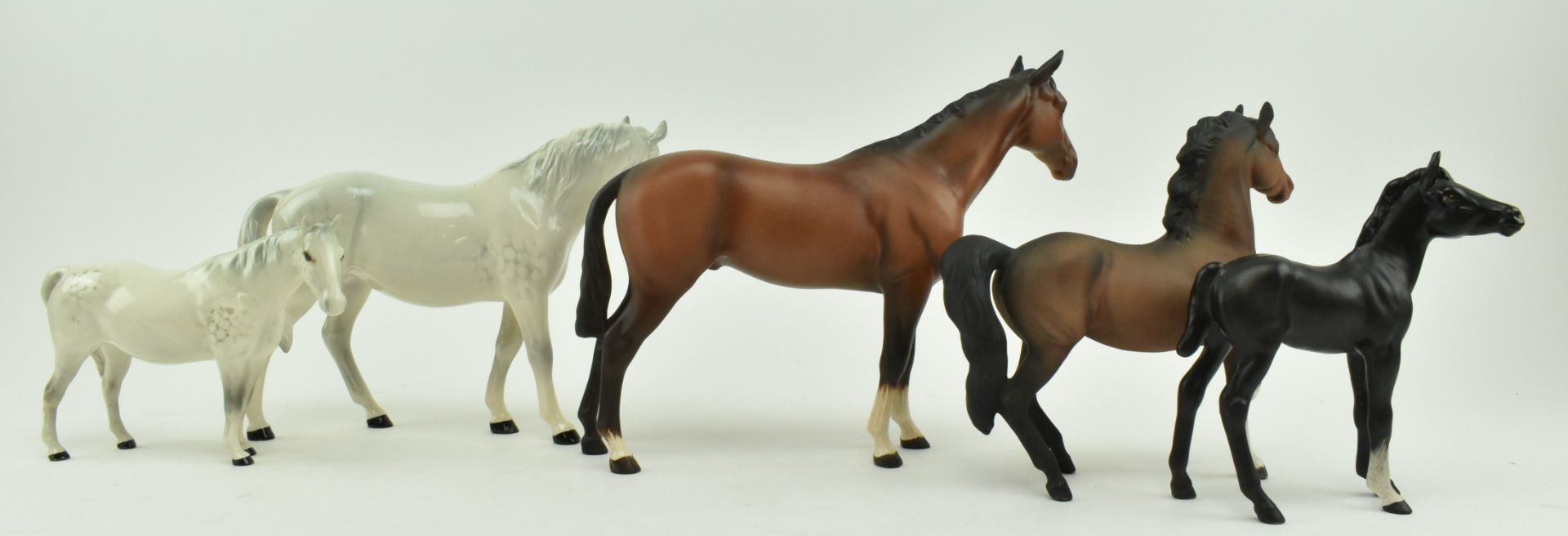 BESWICK & ROYAL DOULTON - FIVE PORCELAIN & BISQUE HORSES - Bild 5 aus 8