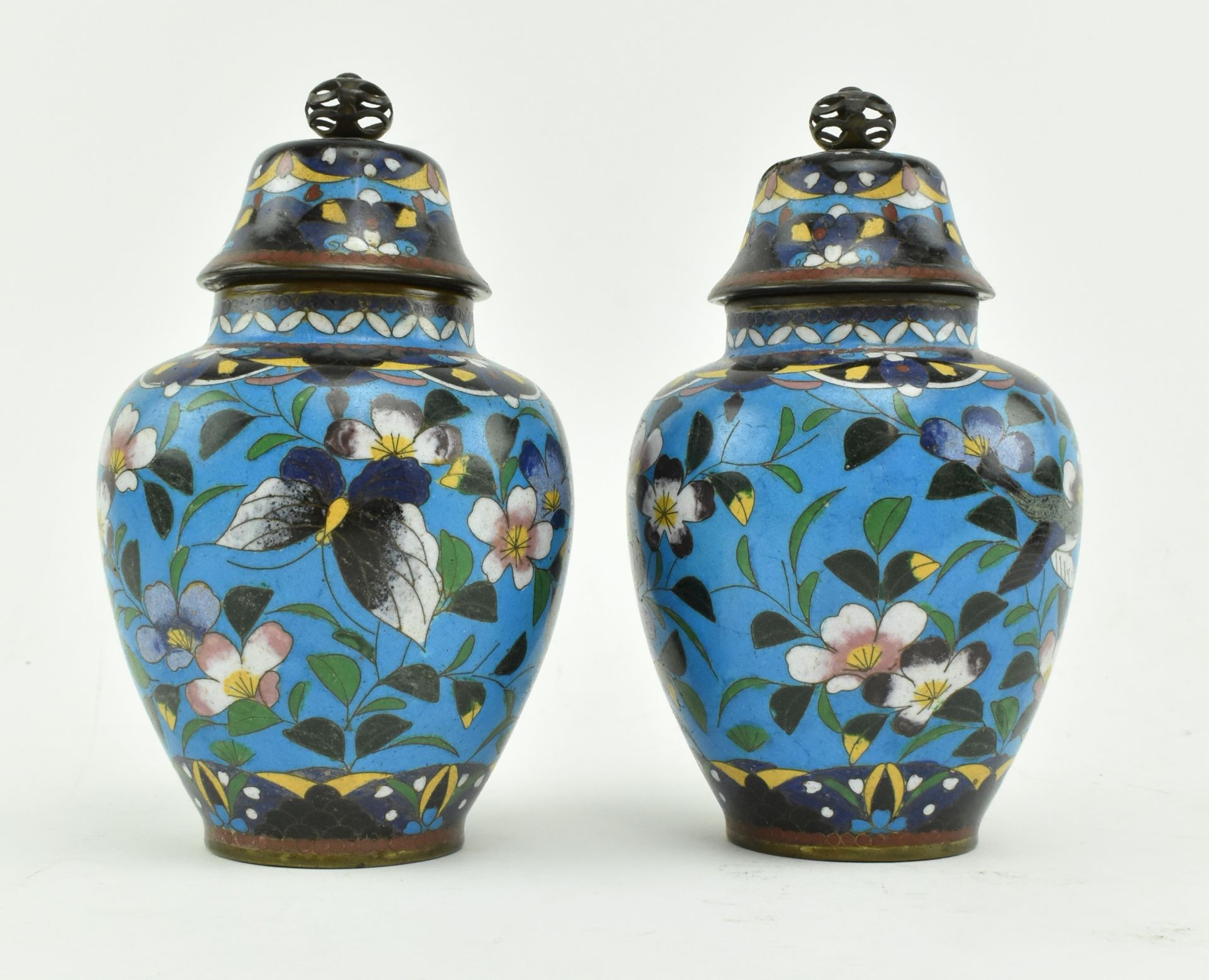 PAIR OF JAPANESE MEIJI PERIOD CLOISONNE JARS WITH COVER - Image 5 of 6