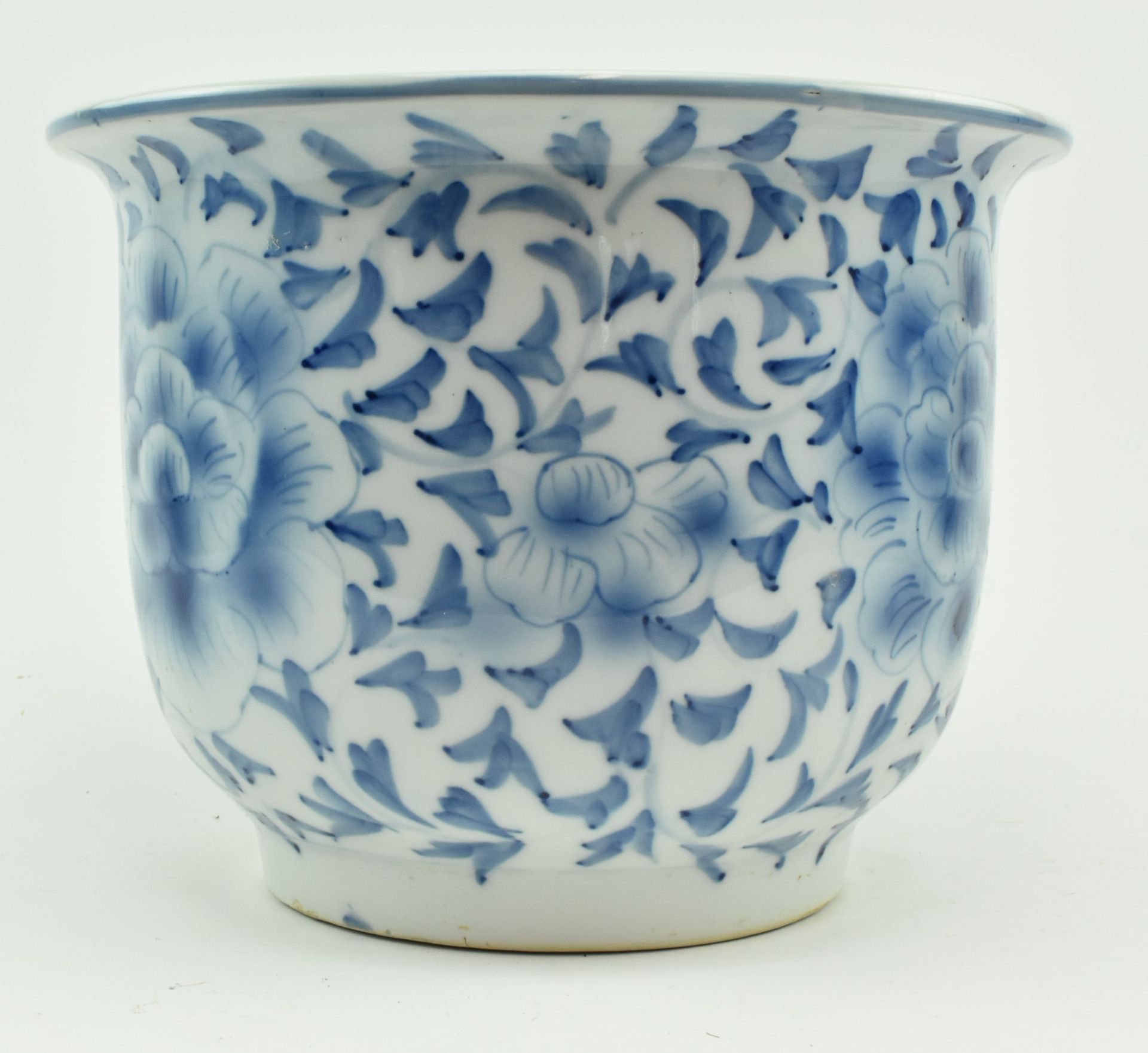 VINTAGE CHINESE BLUE AND WHITE CERAMIC PEONY PLANTER - Image 5 of 5