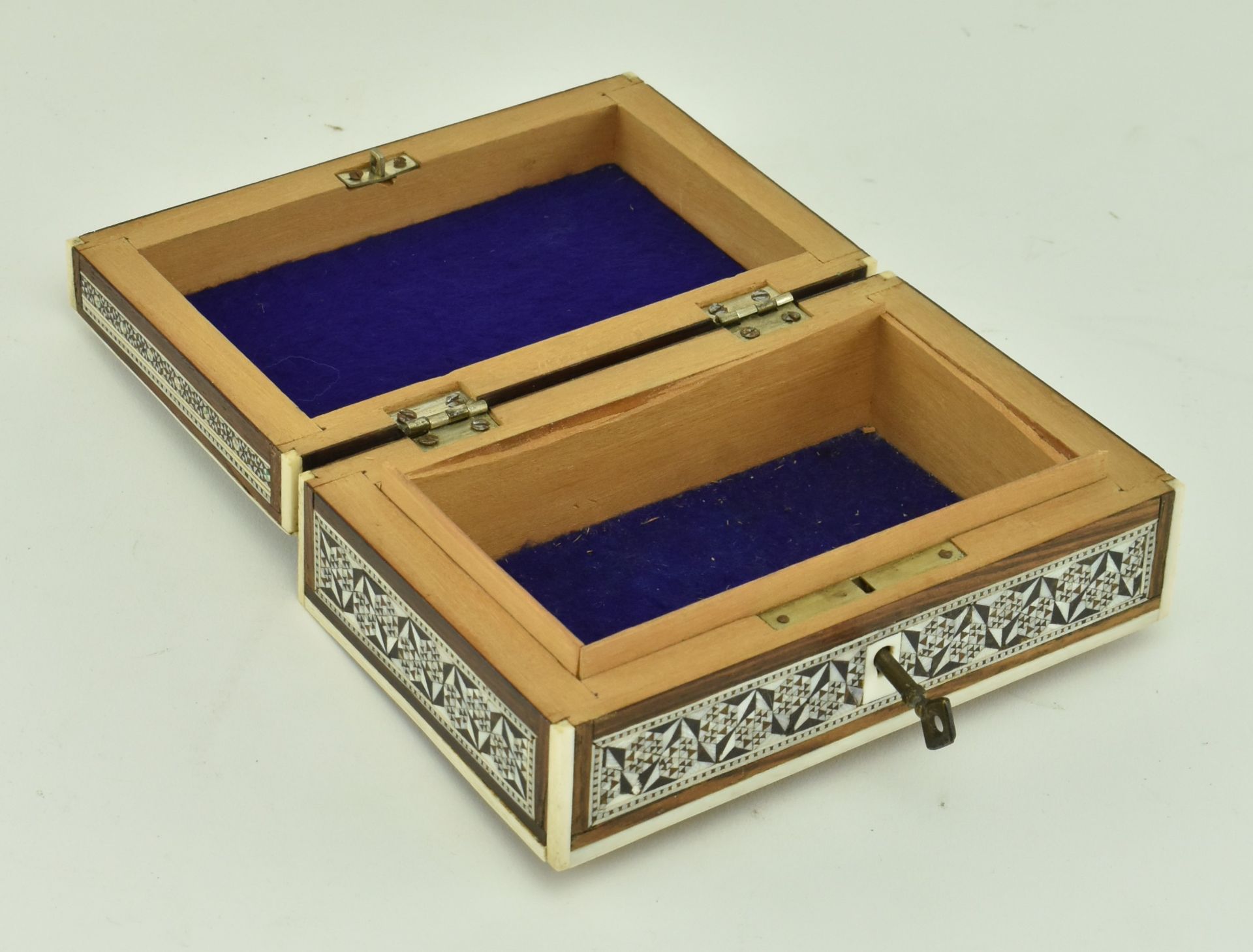 20TH CENTURY ISLAMIC WOODEN INLAY MARQUETRY BOX WITH KEY - Image 4 of 7