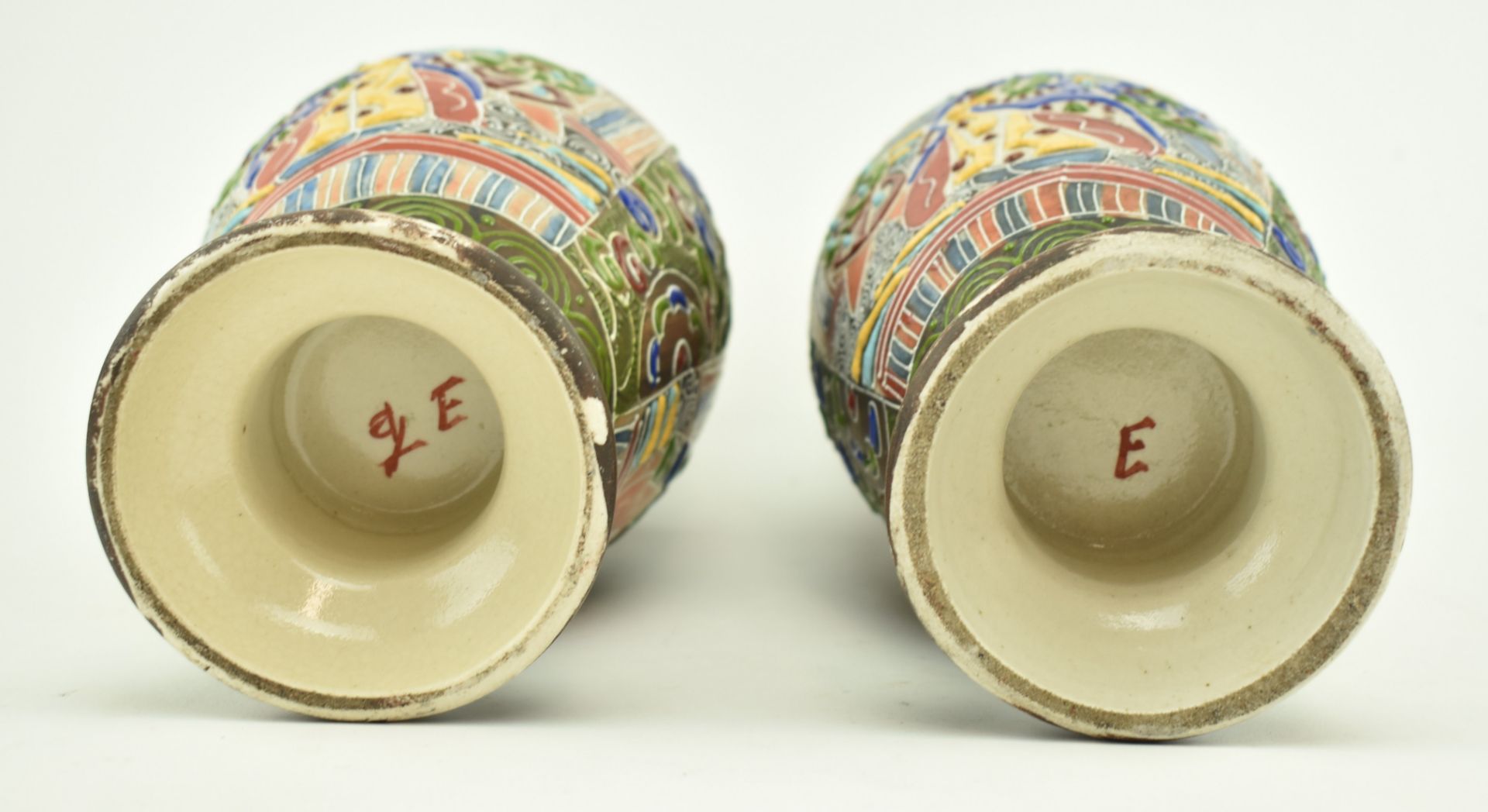 PAIR OF JAPANESE EARLY 20TH CENTURY MORIAGE CERAMIC VASES - Image 5 of 5