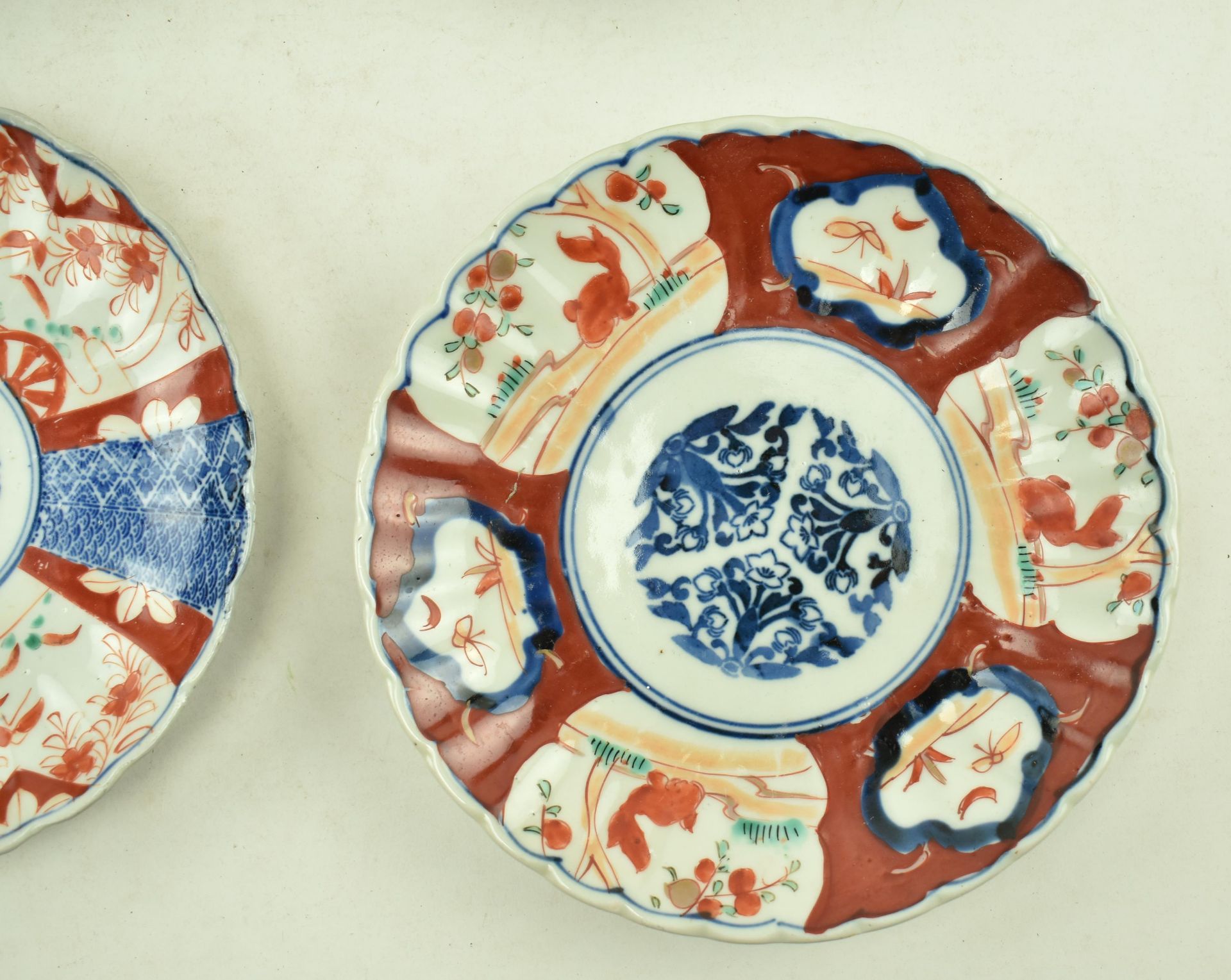 COLLECTION OF NINE 19TH CENTURY JAPANESE IMARI PLATES - Bild 5 aus 6