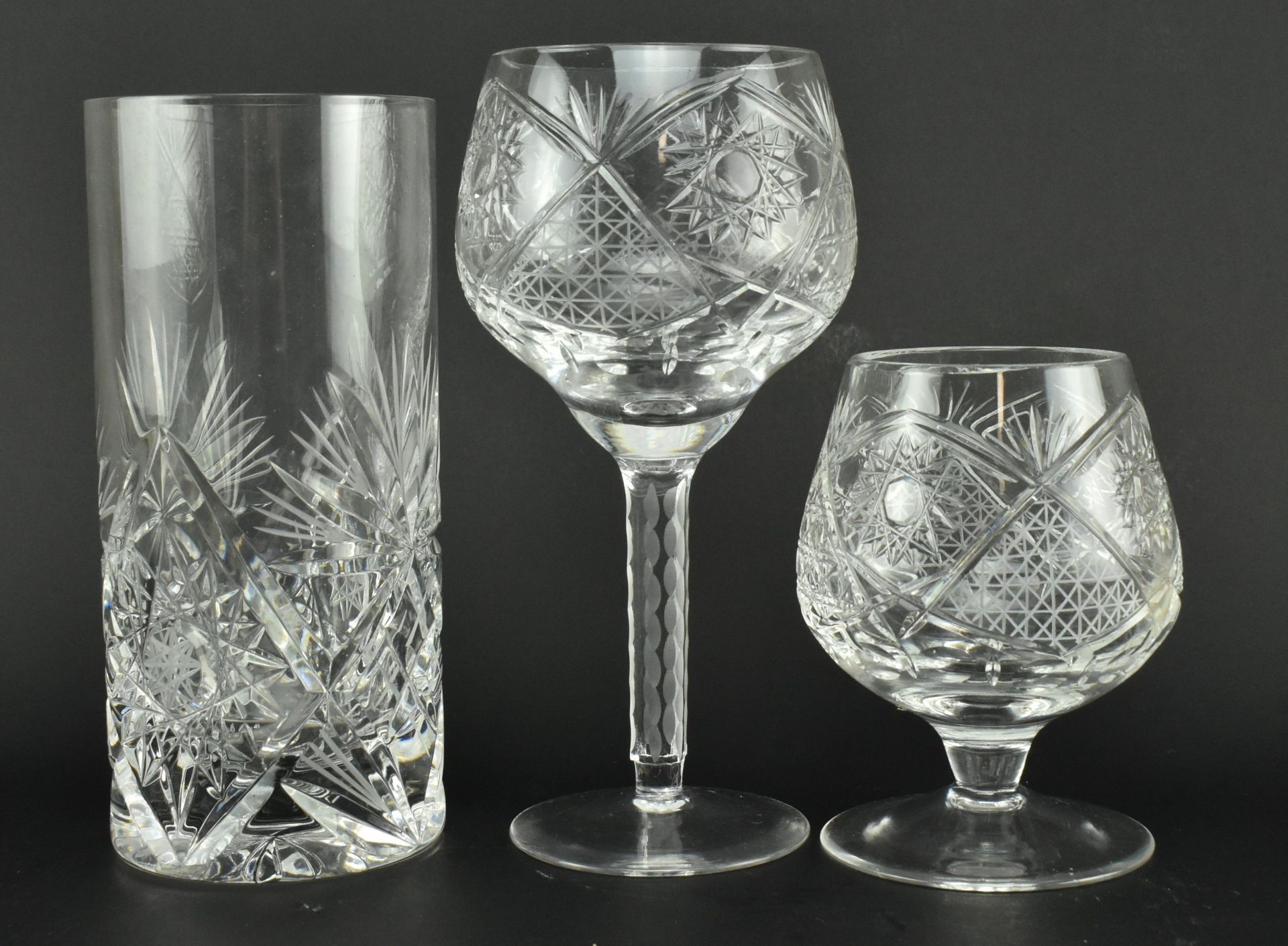 COLLECTION OF BOHEMIAN STYLE CUT GLASS INCL. PAIR DECANTERS - Bild 6 aus 8