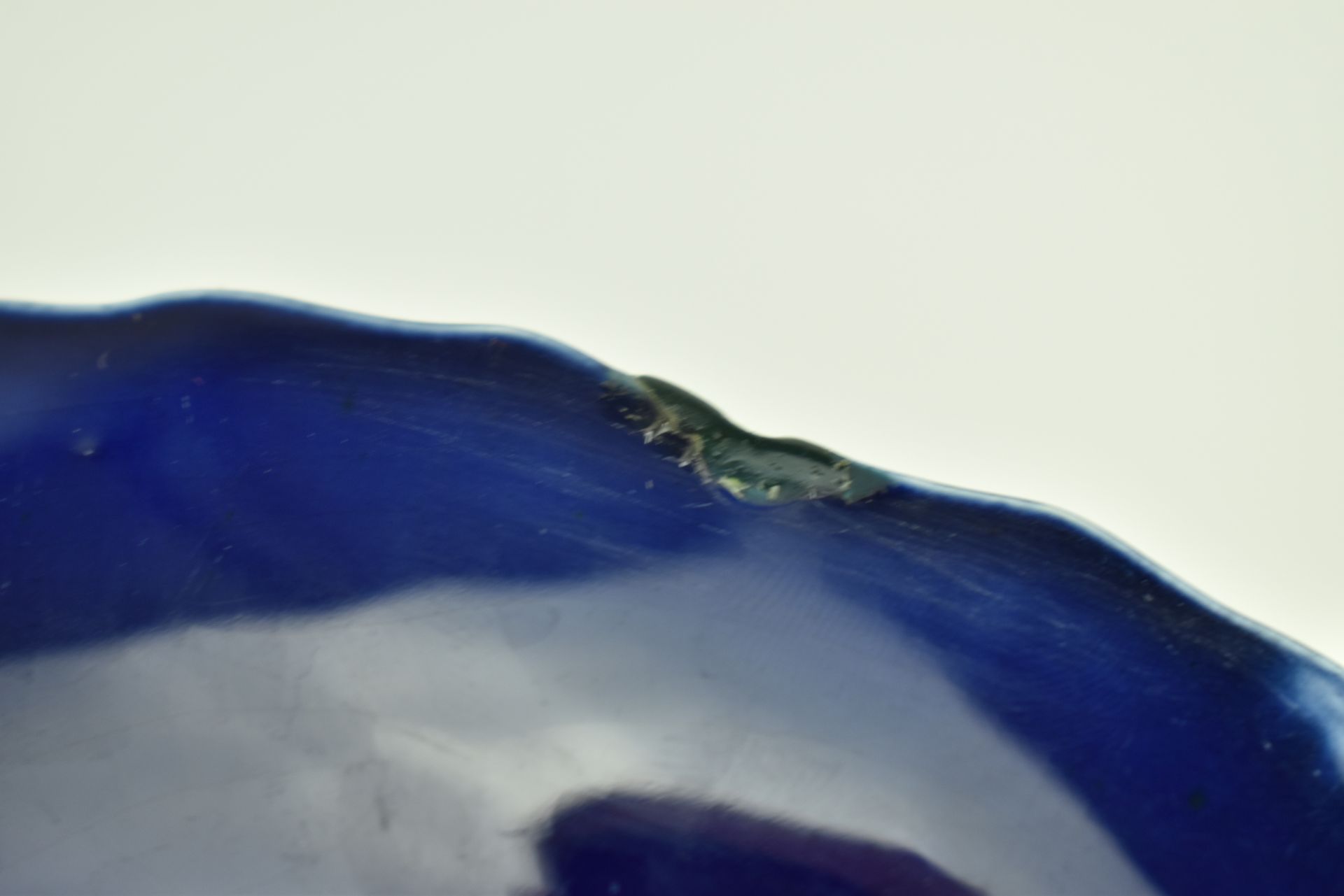 MINTON COBALT BLUE PLATES, A WEDGWOOD PLATE & MAJOLICA PLATTER - Image 11 of 11