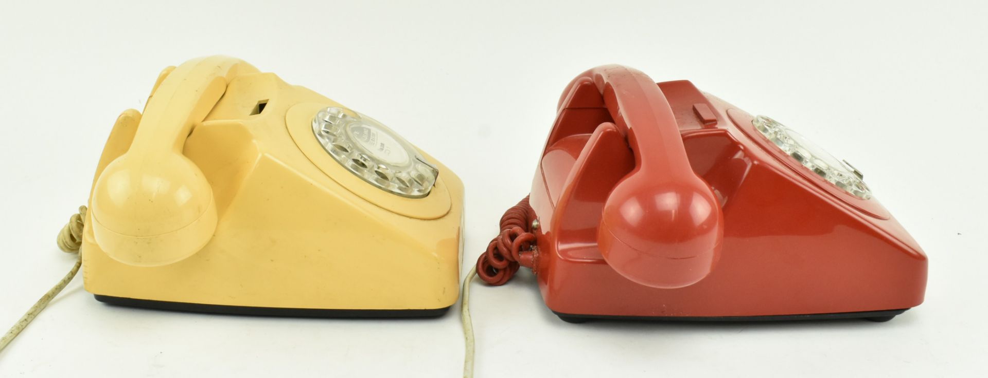 TWO VINTAGE G. P. O. ROTARY DIAL TELEPHONES, ONE RED ONE CREAM - Bild 6 aus 7