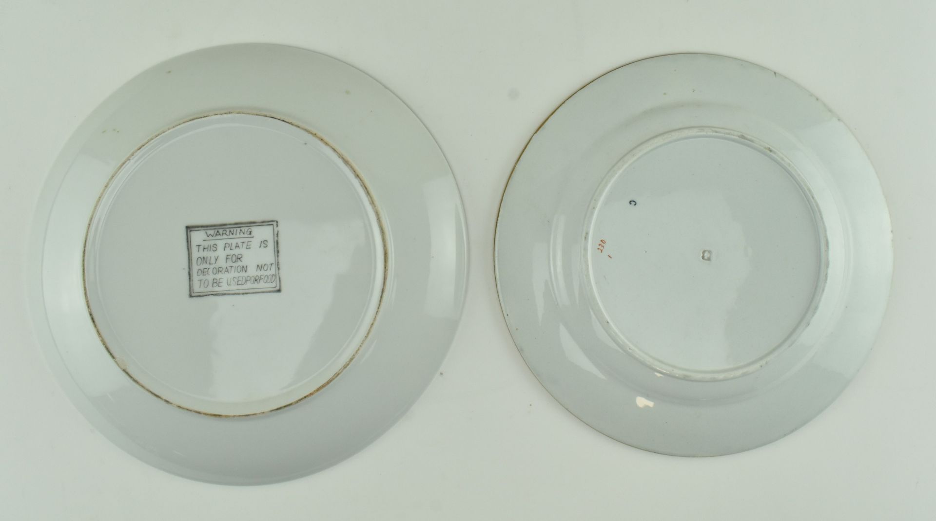 TWO 20TH CENTURY CHINESE FAMILLE ROSE PLATES - Image 5 of 5