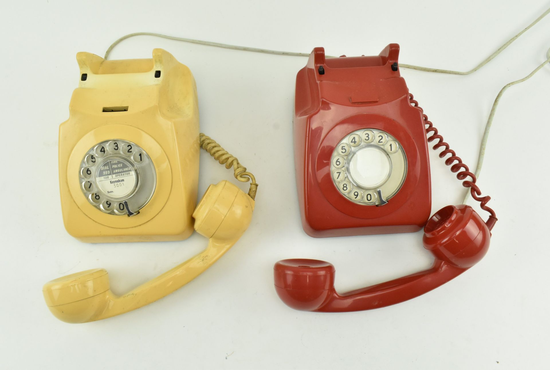 TWO VINTAGE G. P. O. ROTARY DIAL TELEPHONES, ONE RED ONE CREAM - Bild 2 aus 7