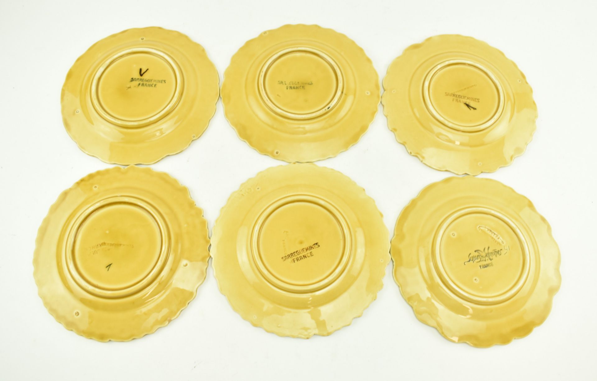 SET OF SIX MAJOLICA SARREGUEMINES FRENCH FRUIT PLATES - Image 5 of 6