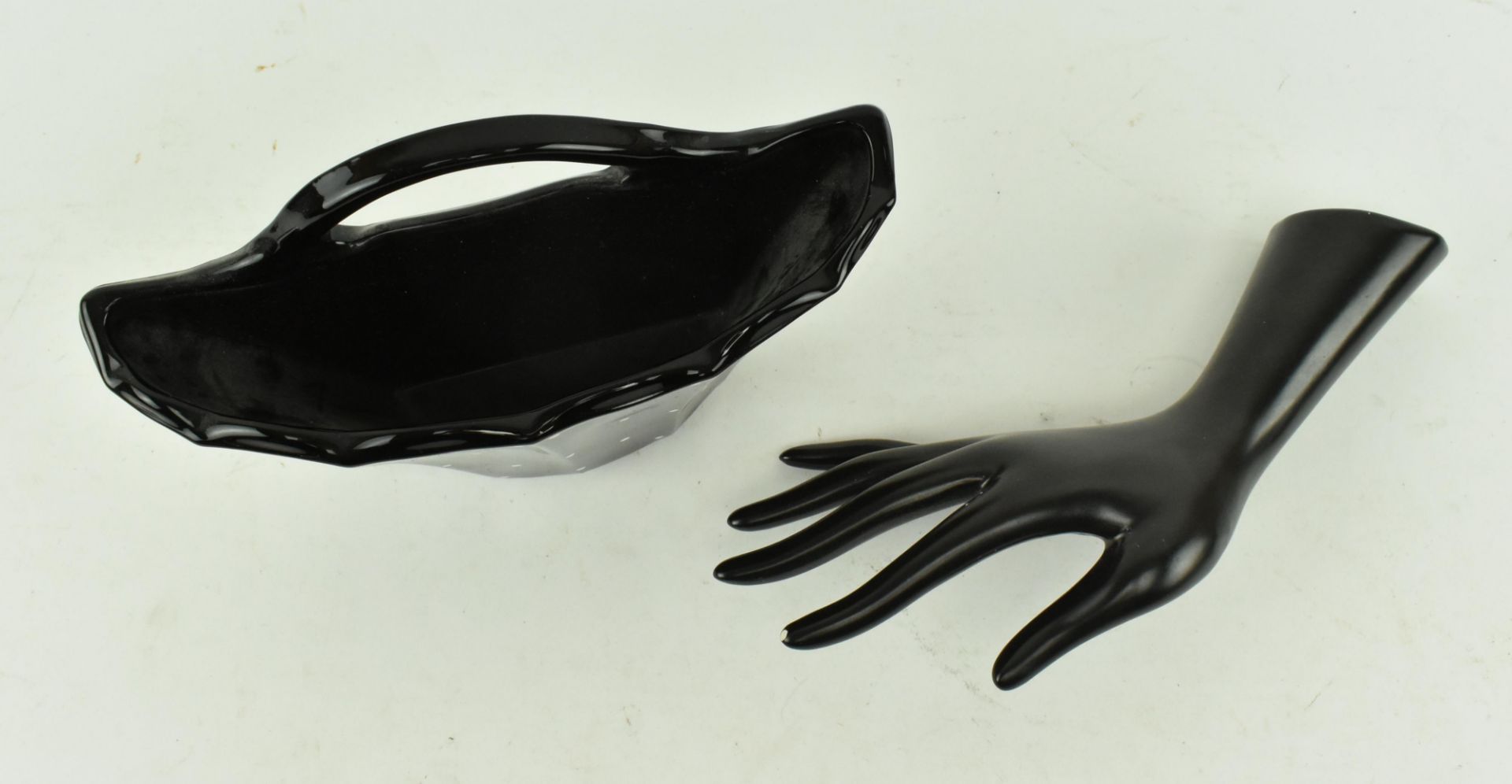 COLLECTION OF BLACK CERAMIC & GLASS LACQUER STYLE PIECES - Image 10 of 11