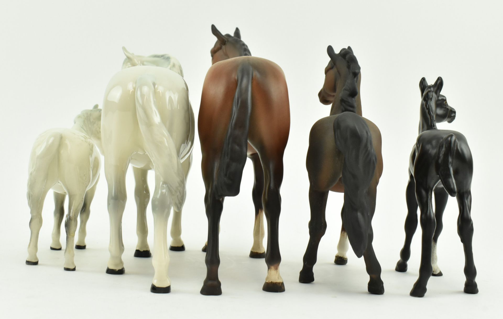 BESWICK & ROYAL DOULTON - FIVE PORCELAIN & BISQUE HORSES - Bild 4 aus 8