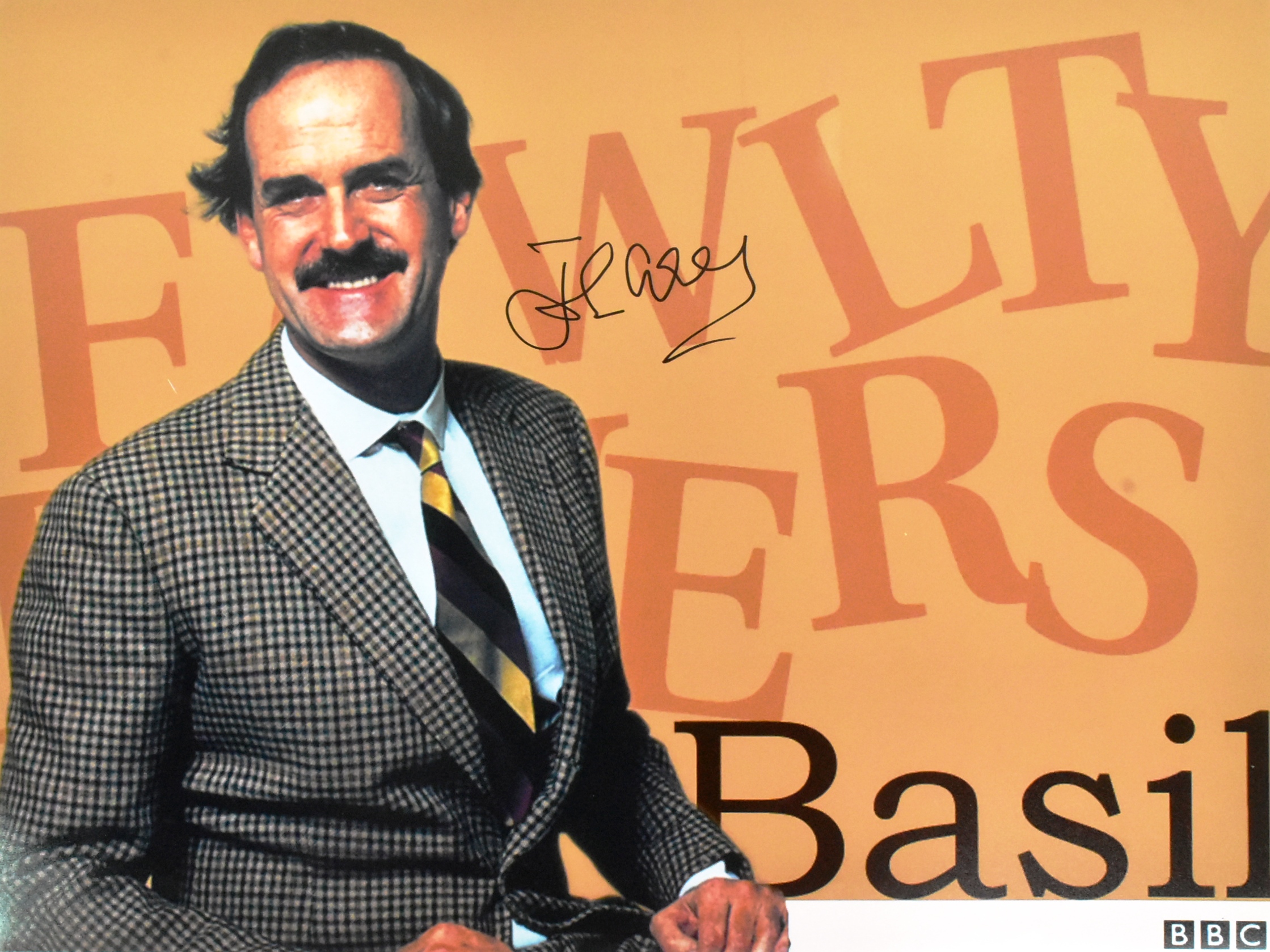 JOHN CLEESE - FAWLTY TOWERS - SIGNED 16X12" PHOTO - AFTAL