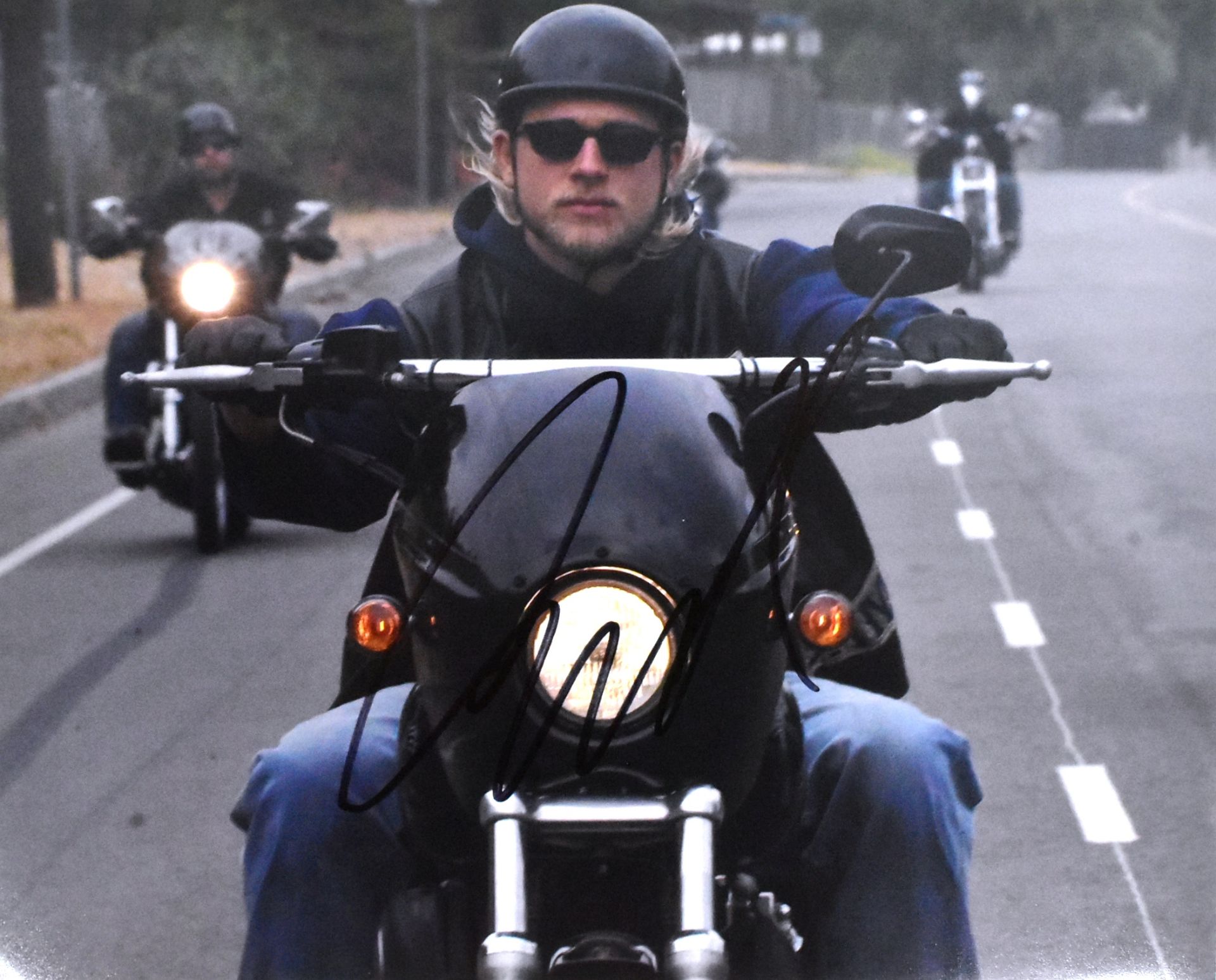 CHARLIE HUNNAM - SONS OF ANARCHY - SIGNED 8X10" - ACOA