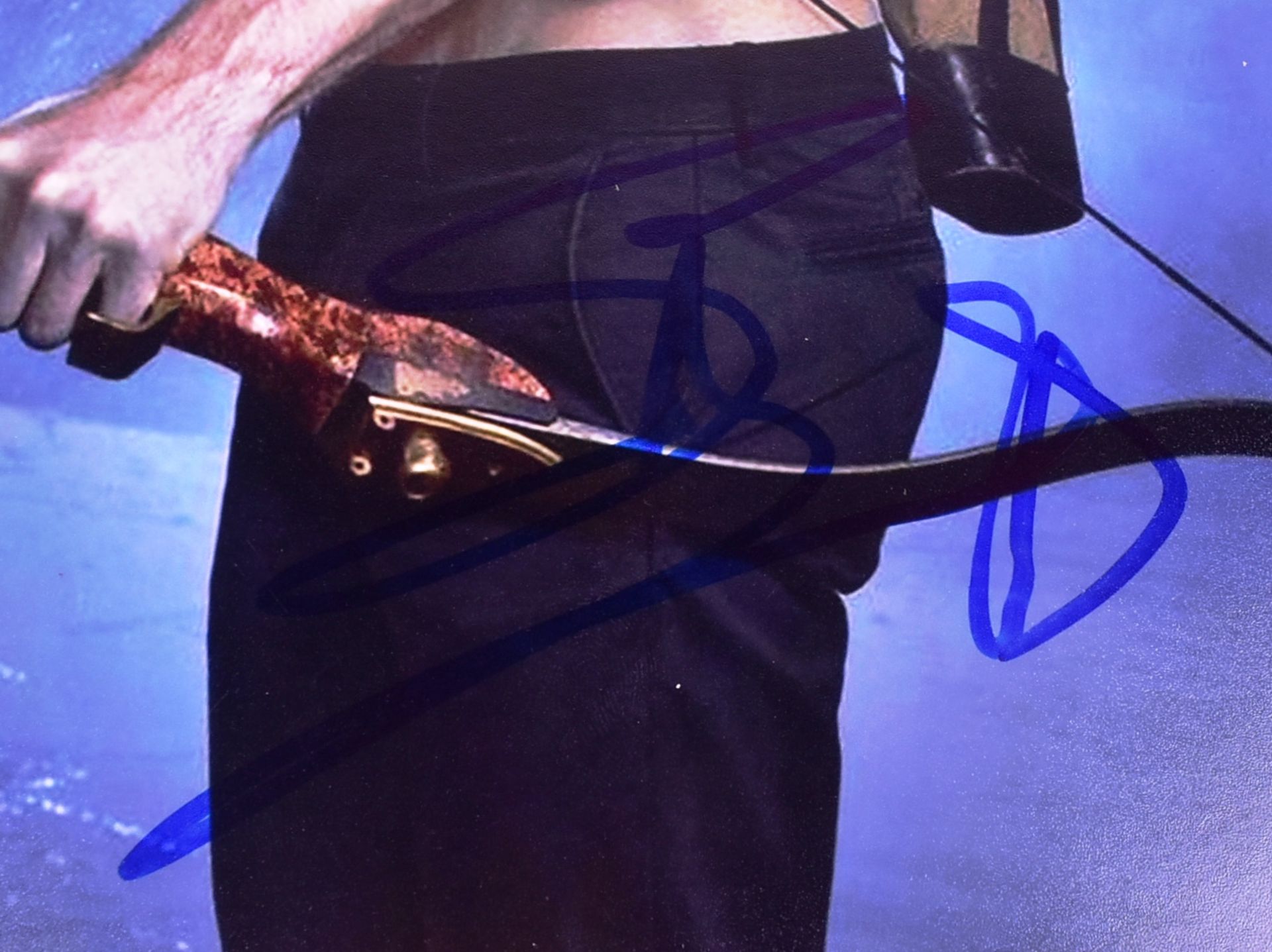 STEPHEN AMELL - ARROW - AUTOGRAPHED 8X10" PHOTO - AFTAL - Image 2 of 2