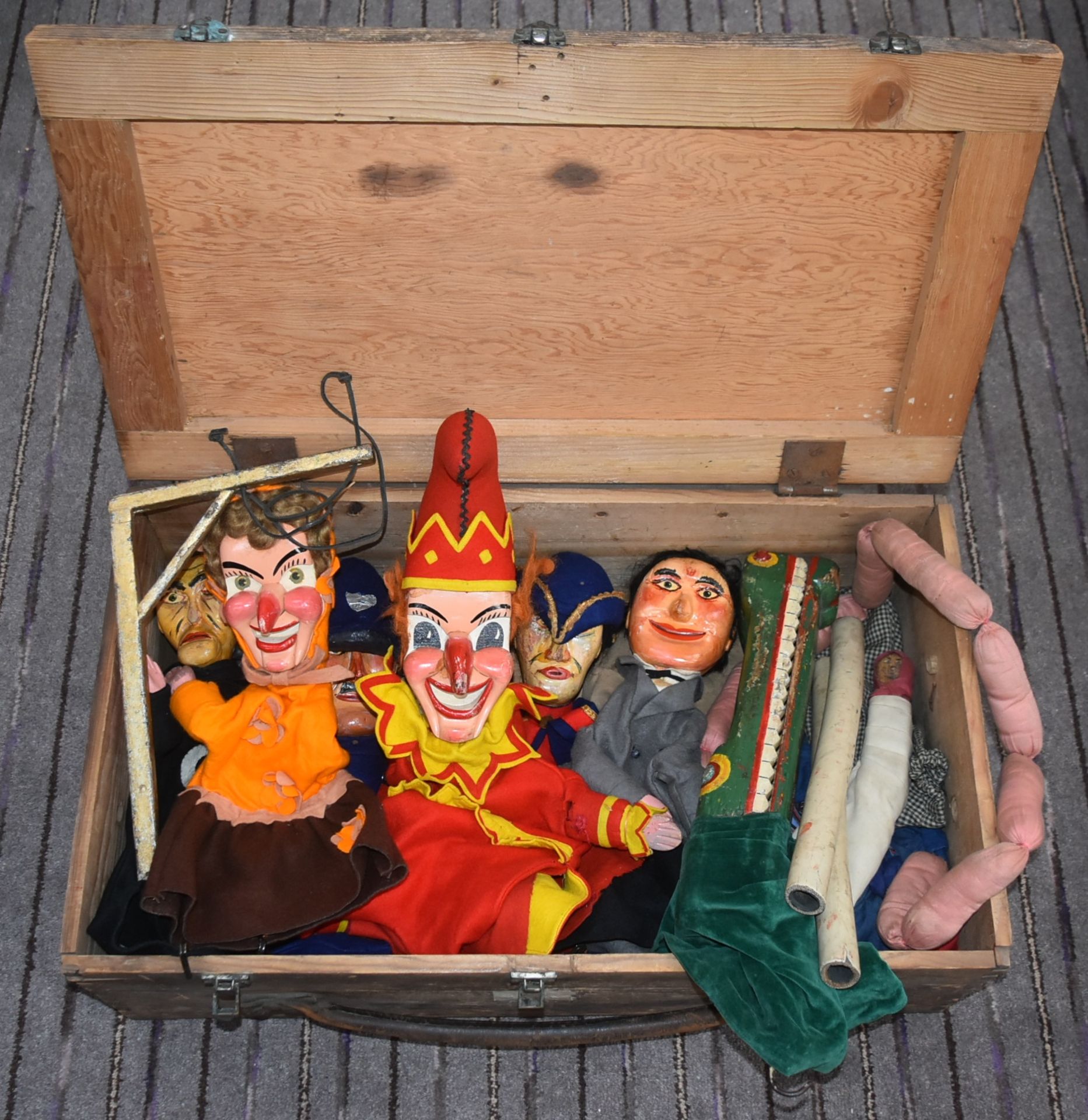 PUNCH AND JUDY - VINTAGE COMPLETE PUPPET THEATRE & PUPPETS W/PROVENANCE - Image 5 of 15