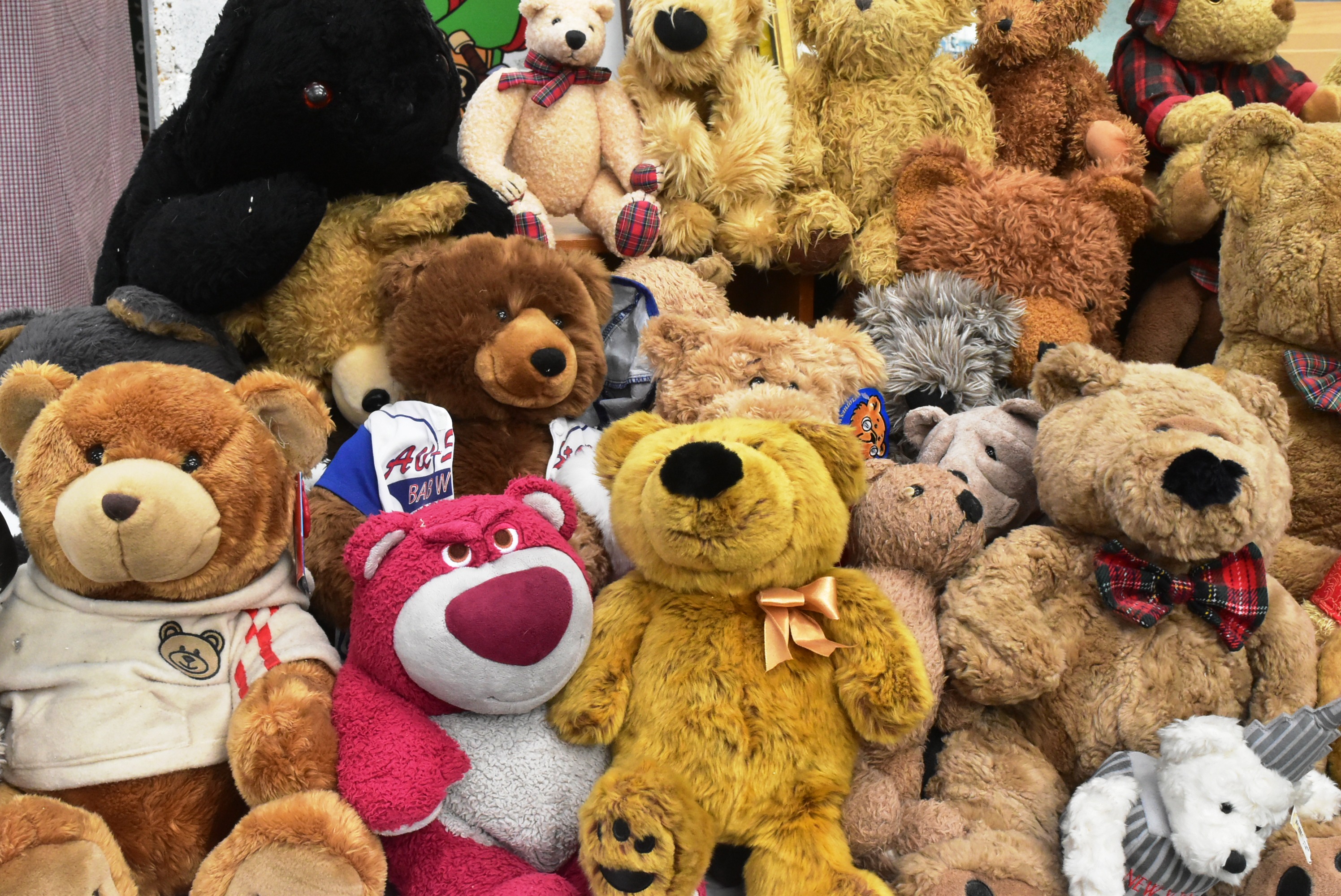 LARGE COLLECTION OF ASSORTED SOFT TOY TEDDY BEARS - Image 4 of 7