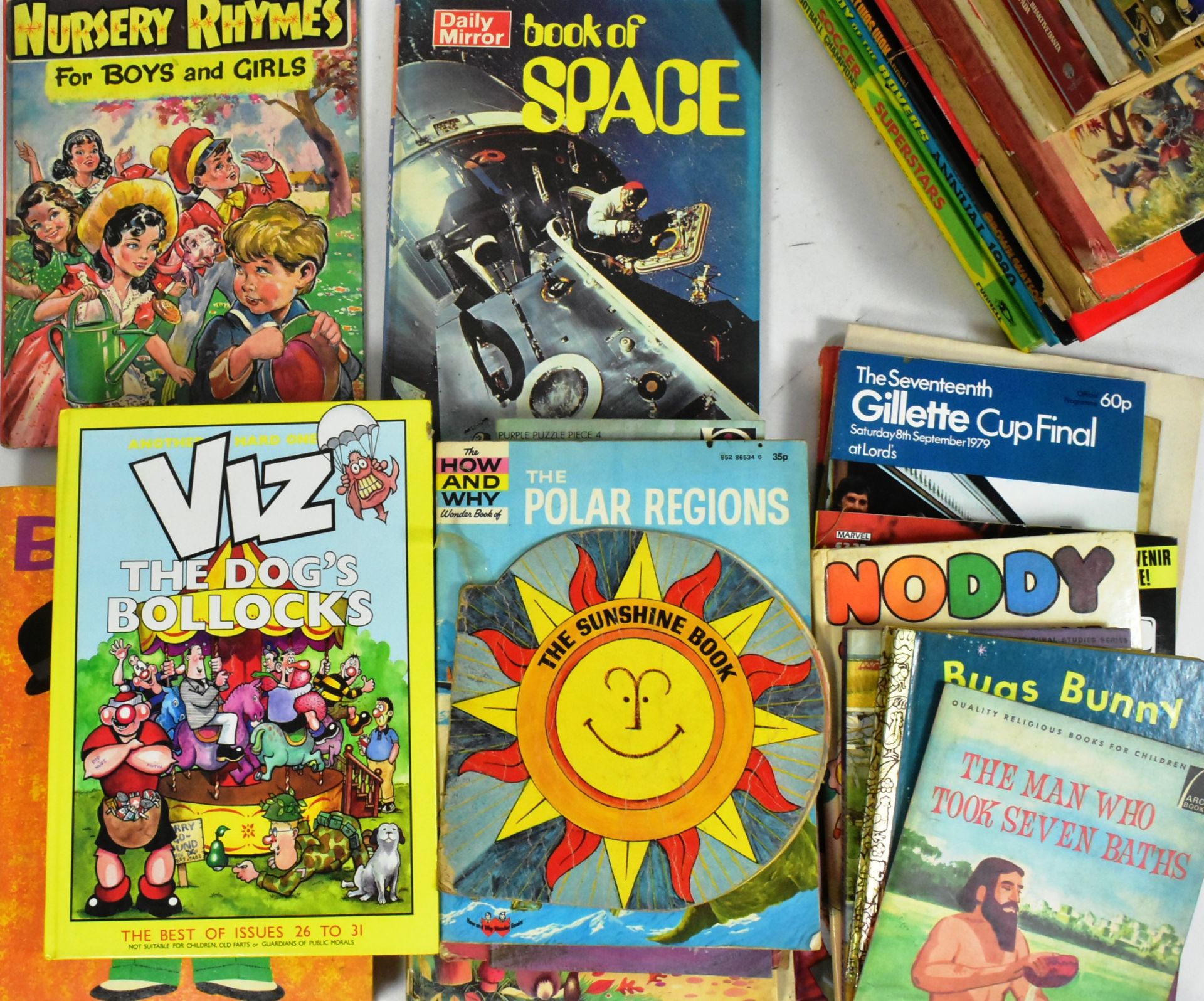 COLLECTION OF ASSORTED BOOKS AND ANNUALS - Bild 4 aus 4