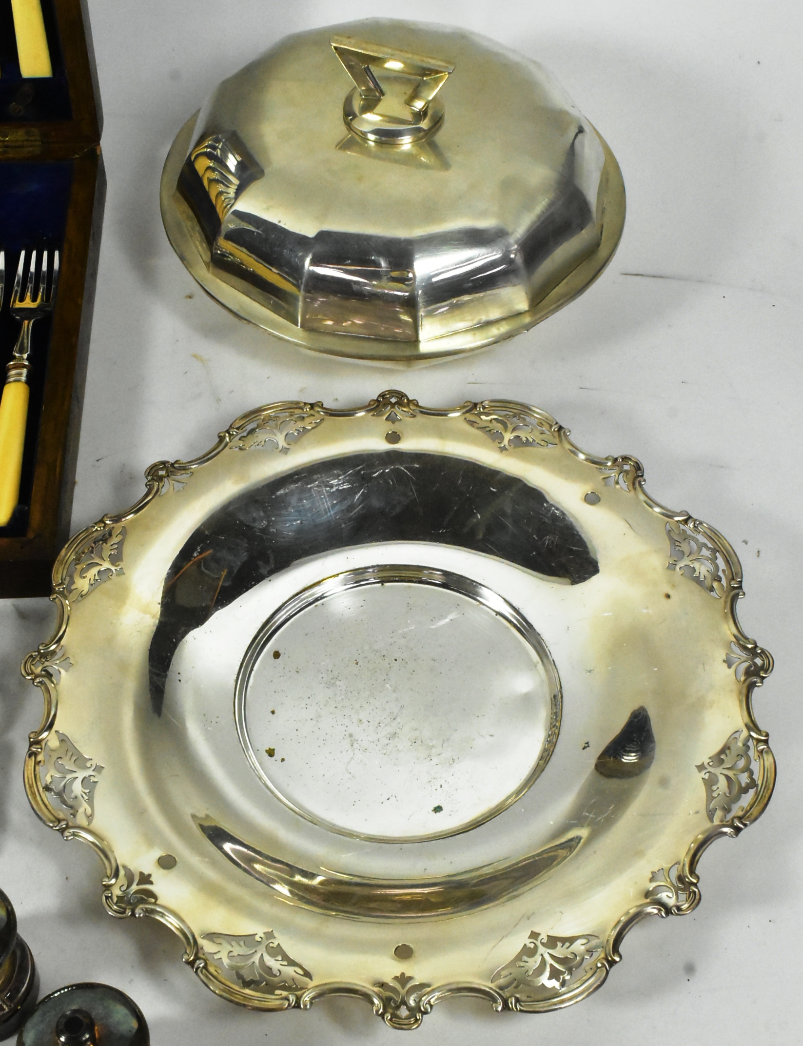 COLLECTION OF SILVER PLATE CUTLERY & DINNER SERVICE PIECES - Image 6 of 6