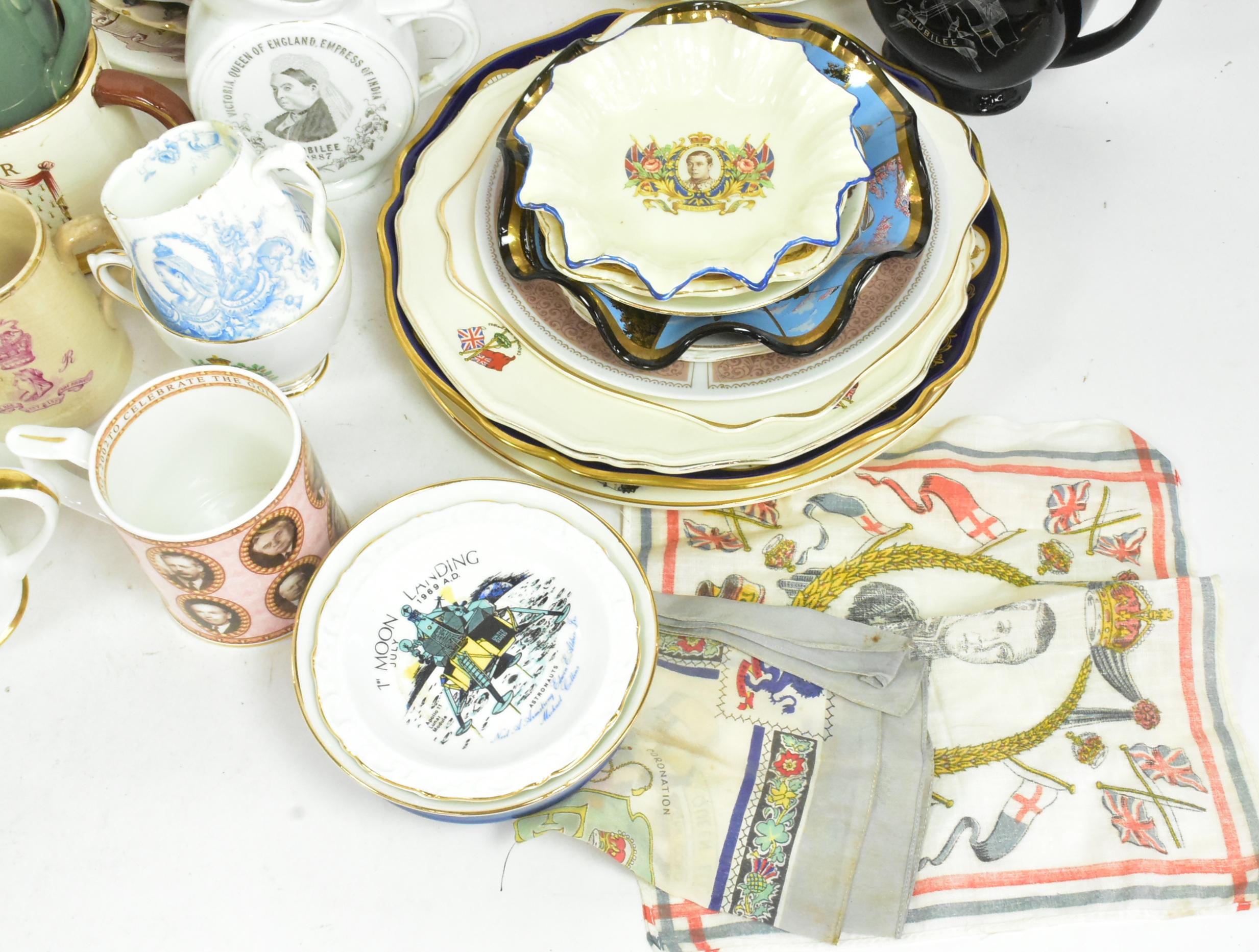 LARGE COLLECTION OF ROYAL COMMEMORATIVE MUGS & PLATES - Image 4 of 5