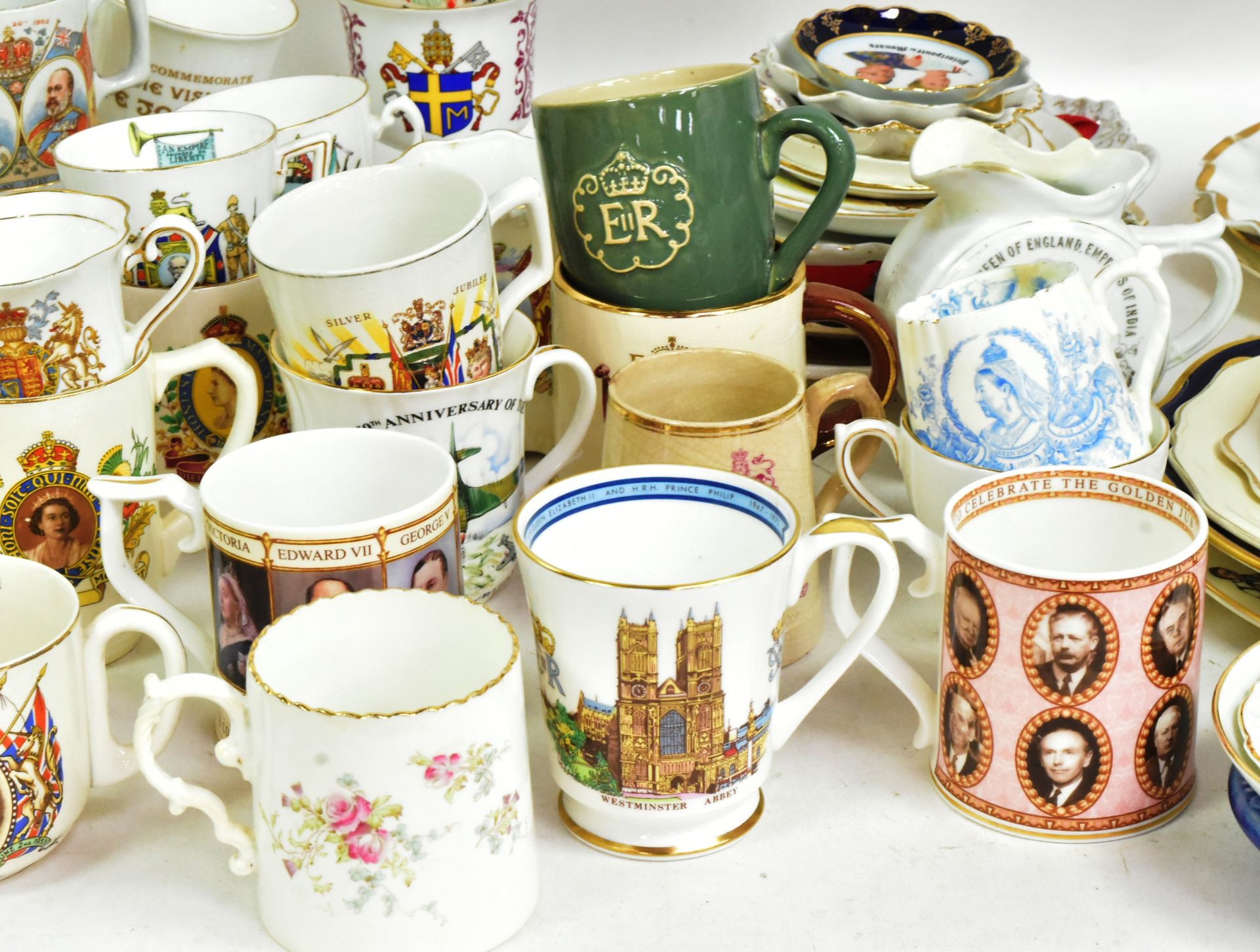 LARGE COLLECTION OF ROYAL COMMEMORATIVE MUGS & PLATES - Image 3 of 5