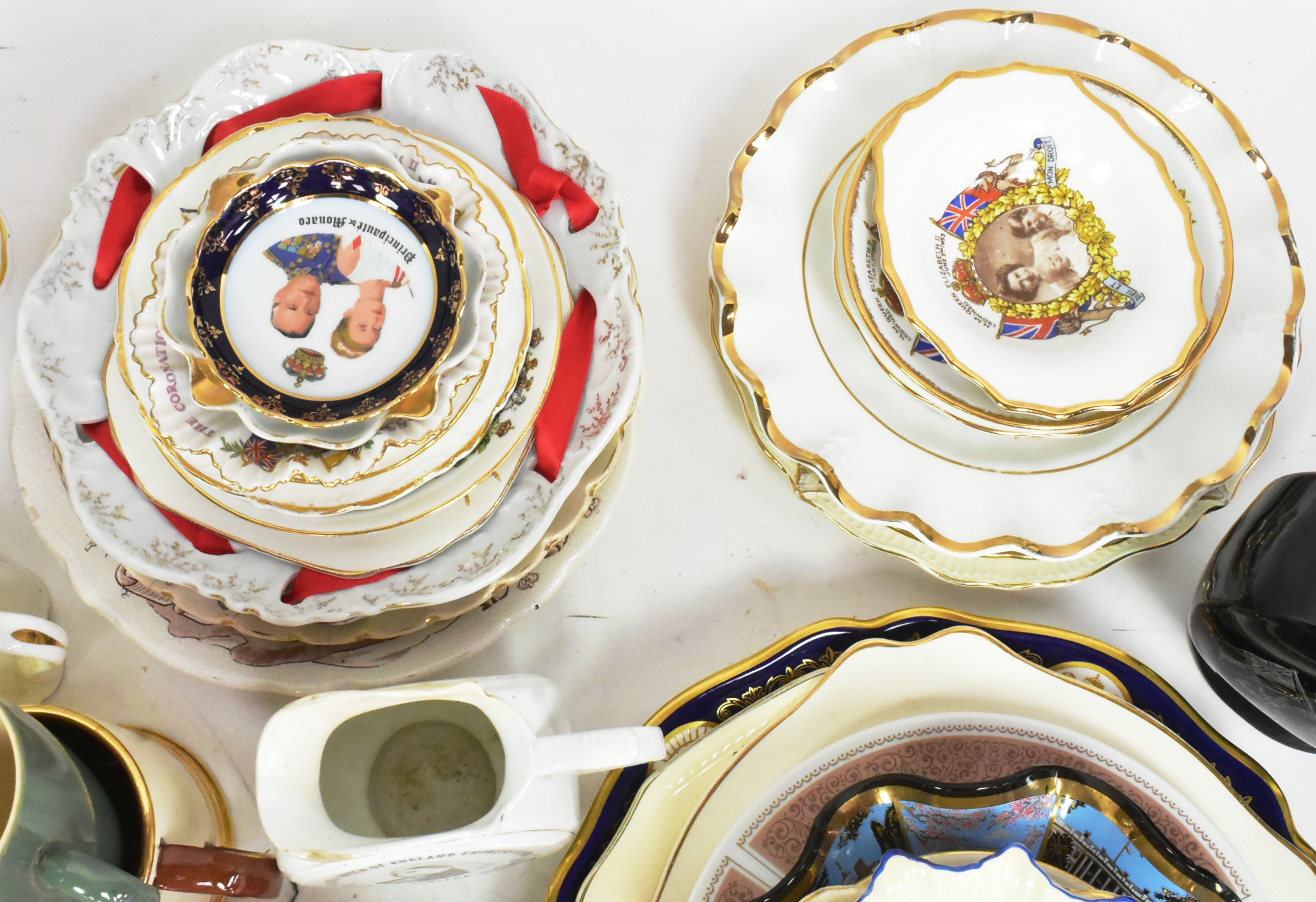 LARGE COLLECTION OF ROYAL COMMEMORATIVE MUGS & PLATES - Image 5 of 5