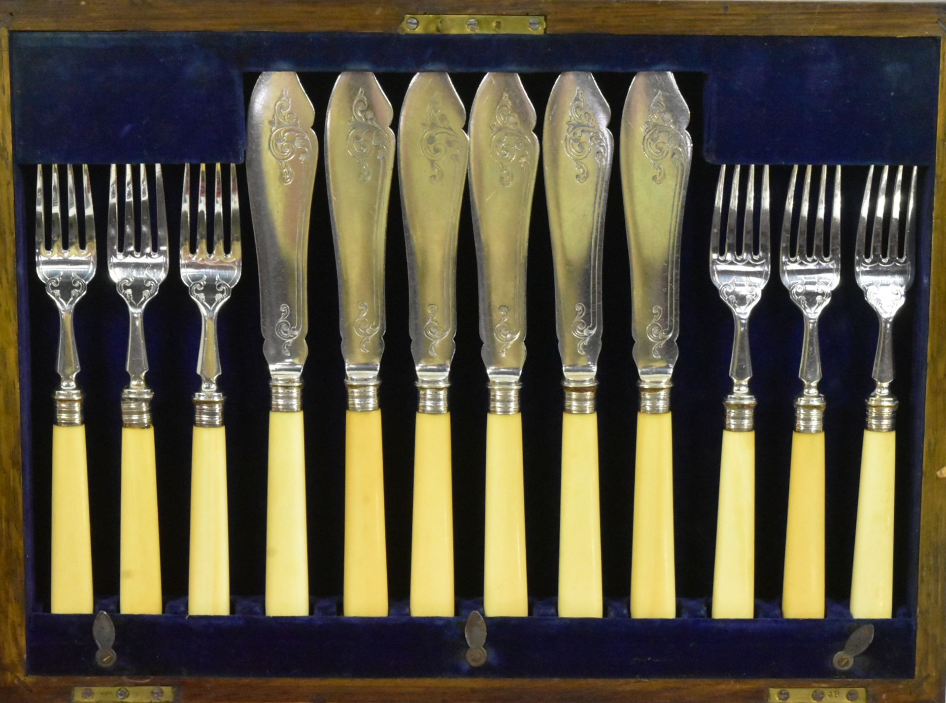 COLLECTION OF SILVER PLATE CUTLERY & DINNER SERVICE PIECES - Bild 2 aus 6