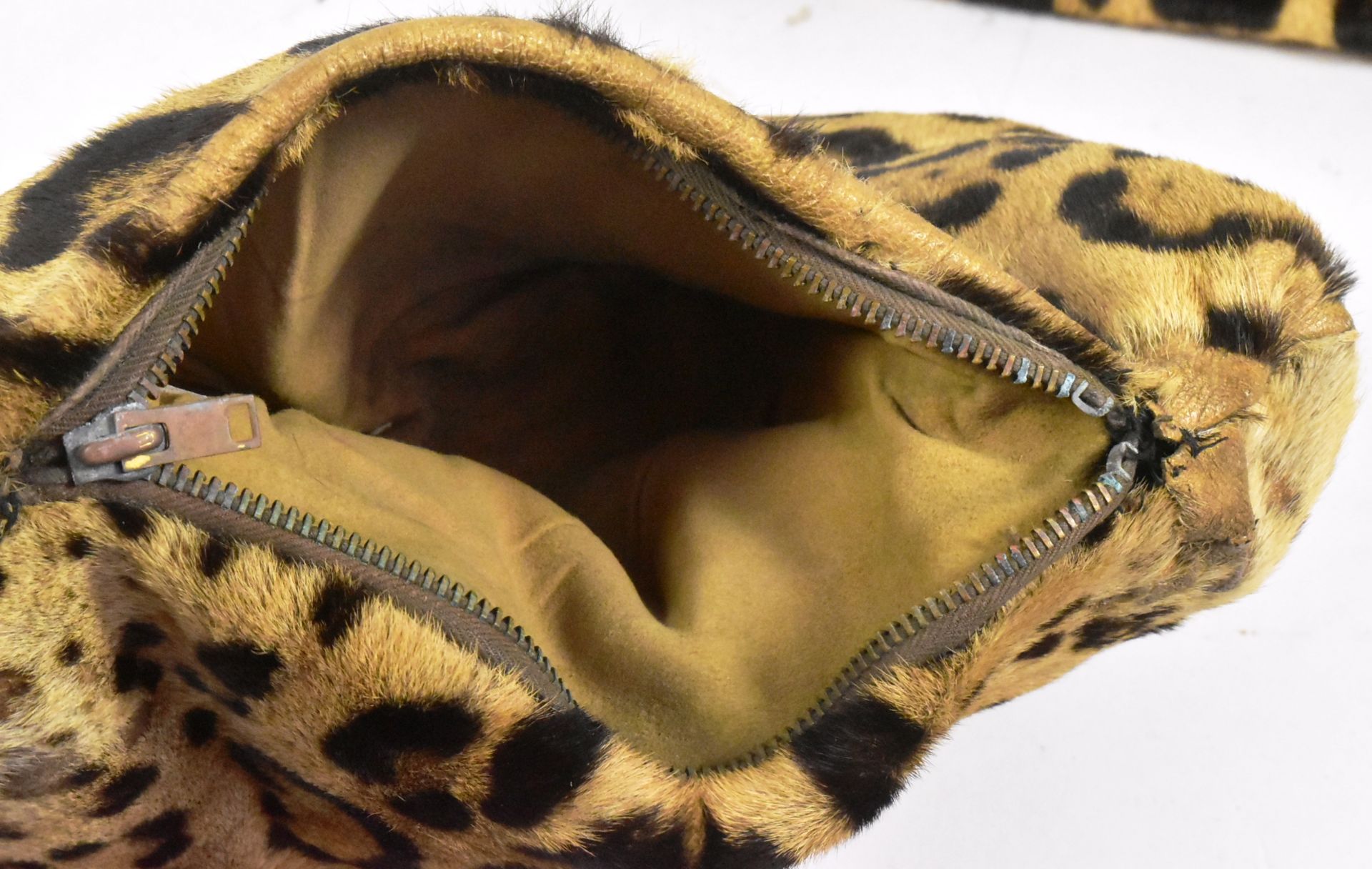 TWO VINTAGE LEOPARD SKIN CLUTCH PURSES - Image 4 of 5