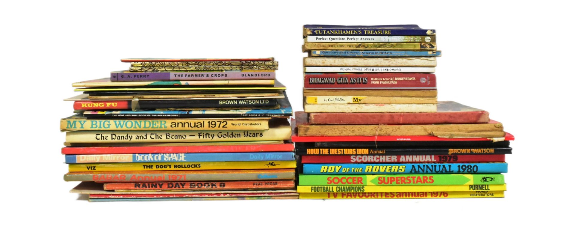 COLLECTION OF ASSORTED BOOKS AND ANNUALS