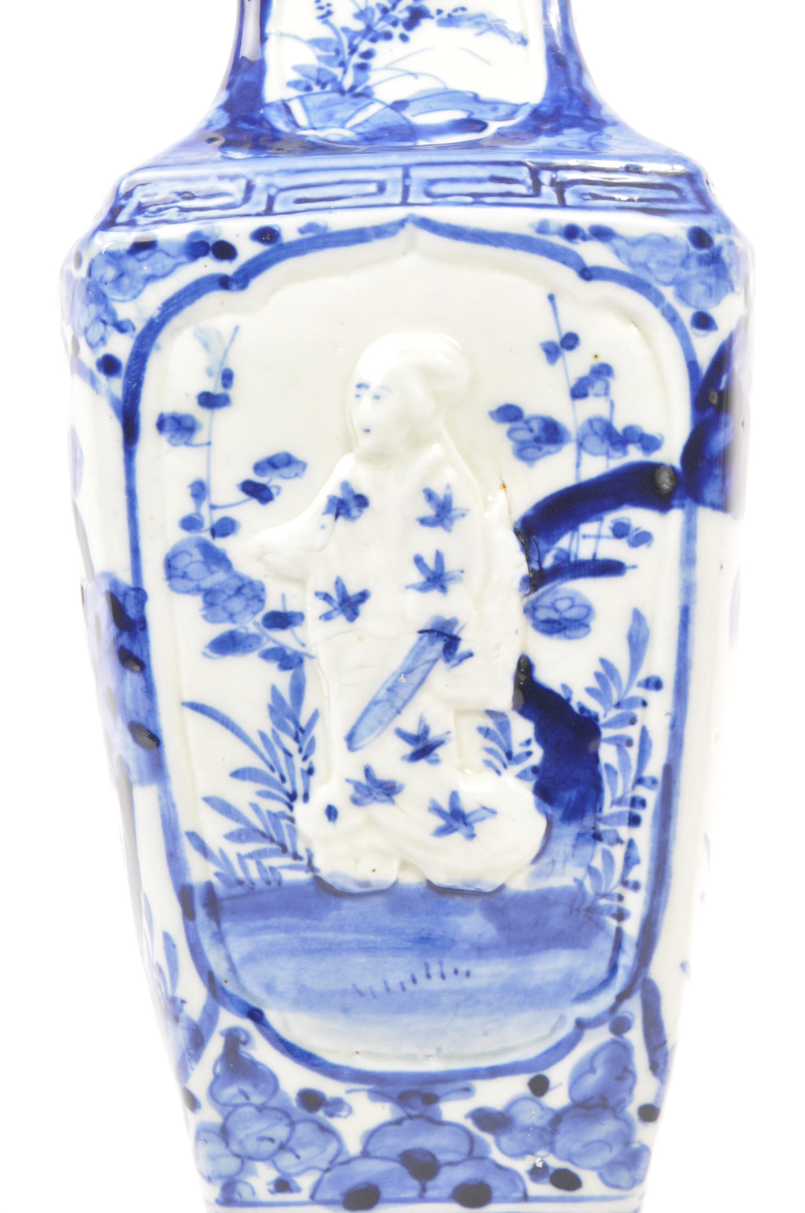 JAPANESE EARLY 20TH CENTURY PORCELAIN BLUE & WHITE VASE - Image 3 of 7