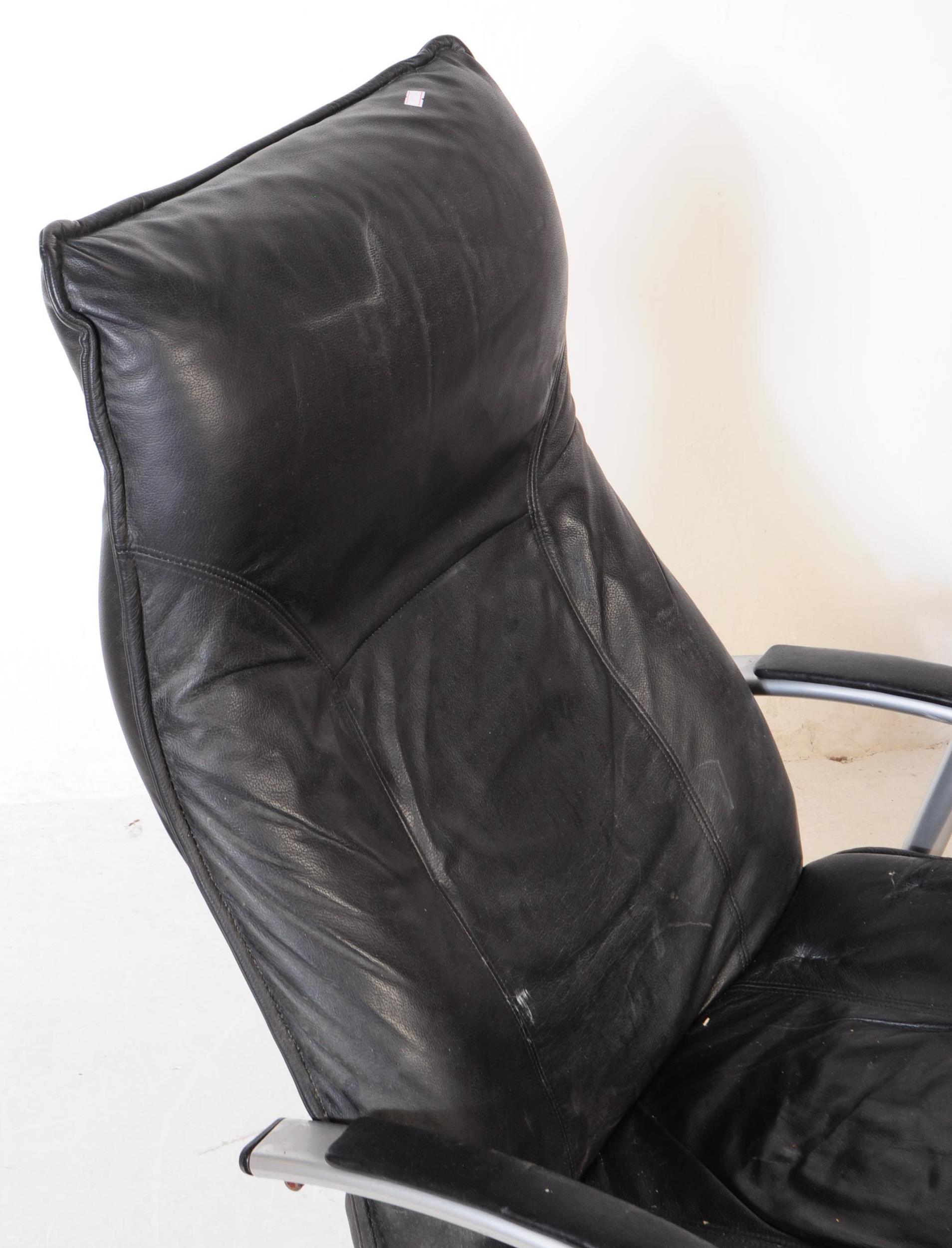 CONTEMPORARY LEATHER SWIVEL ARMCHAIR - Image 3 of 4