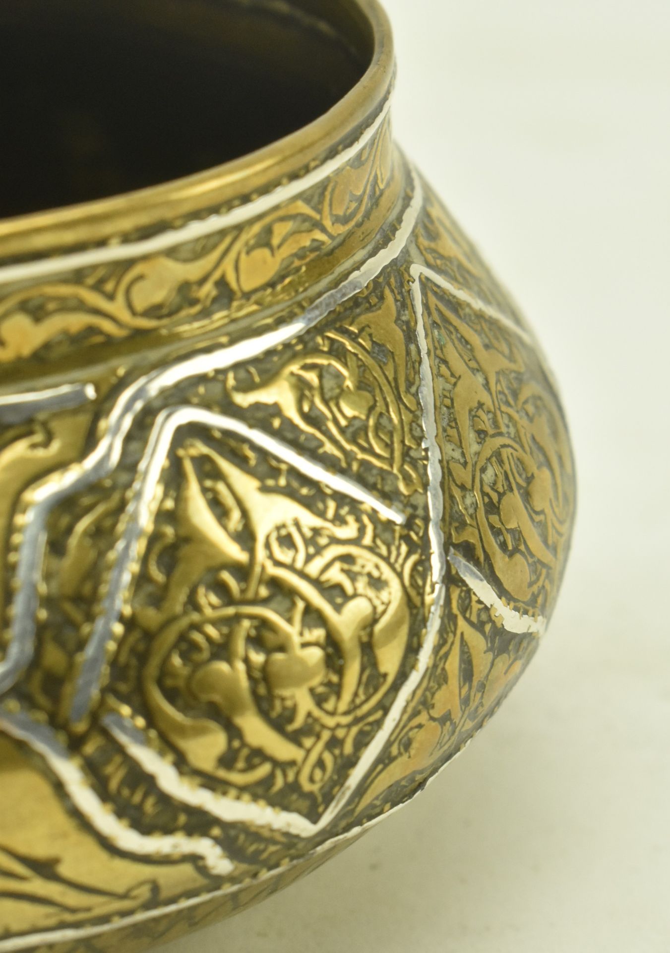 MIDDLE EASTERN DAMASCUS BRASS & WHITE METAL INLAID BOWL - Image 5 of 6