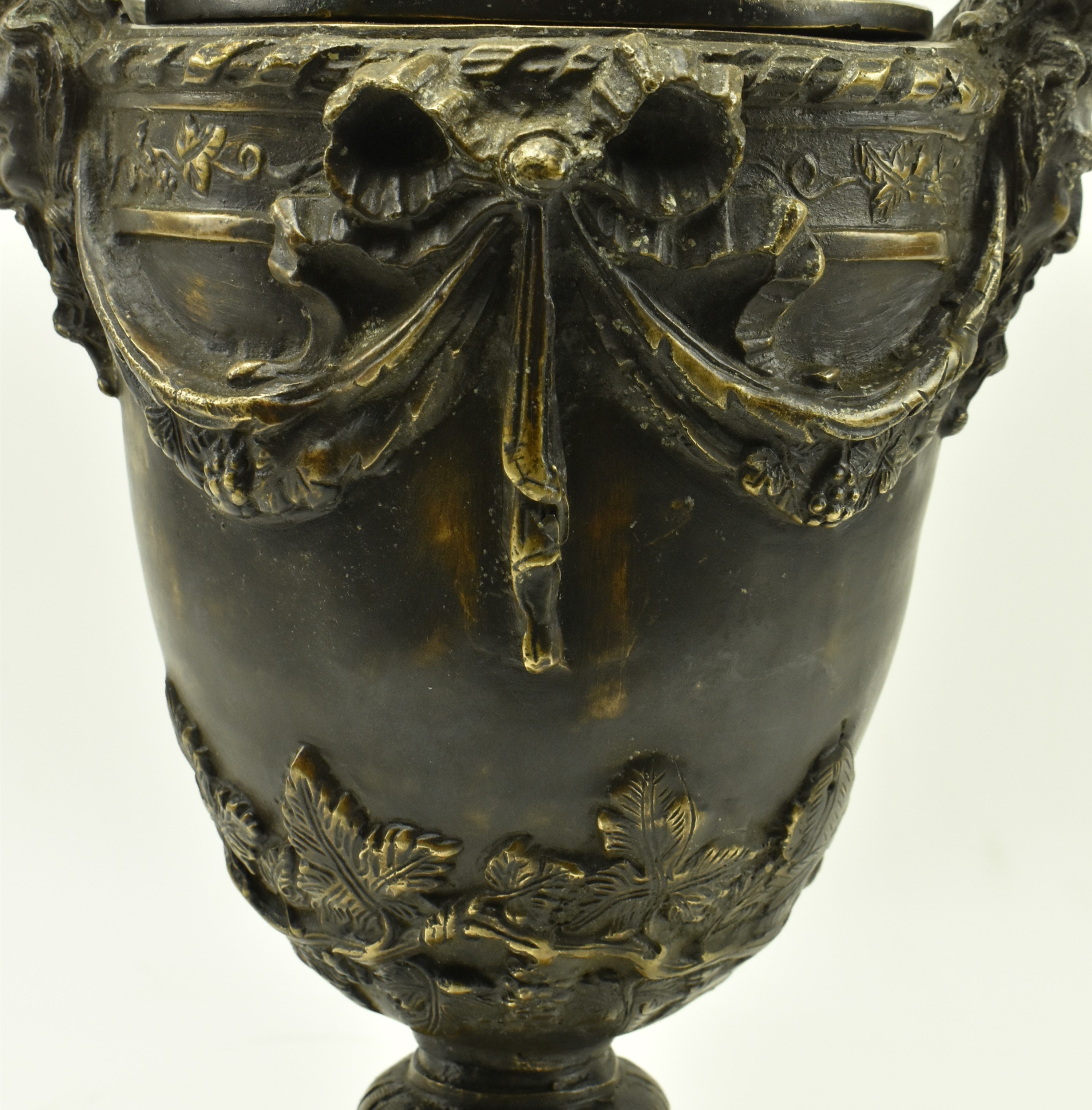 VICTORIAN GRAND TOUR CAST BRONZE LIDDED URN VASE - Image 7 of 9