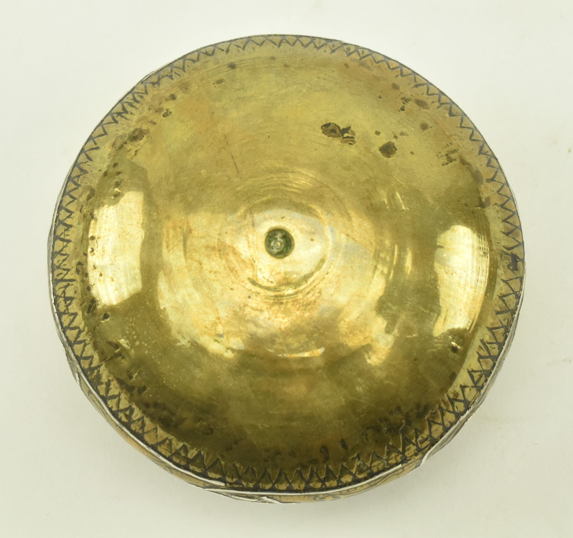 MIDDLE EASTERN DAMASCUS BRASS & WHITE METAL INLAID BOWL - Image 6 of 6