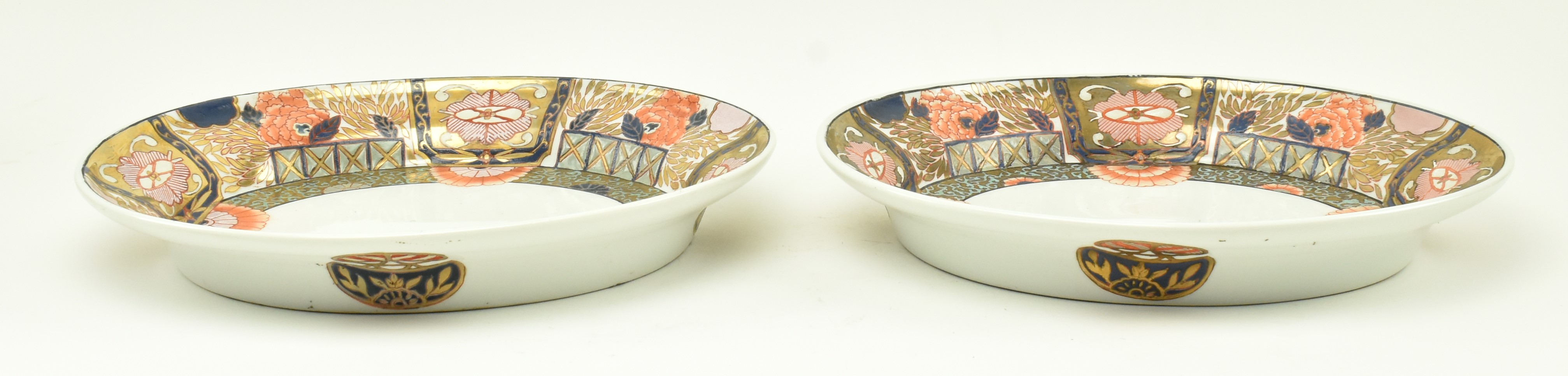 PAIR OF ROYAL CROWN DERBY STYLE OLD IMARI CERAMIC PLATES - Image 4 of 5