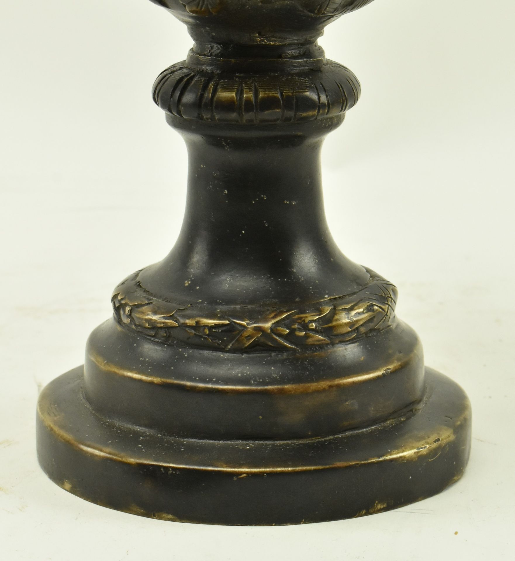 VICTORIAN GRAND TOUR CAST BRONZE LIDDED URN VASE - Image 8 of 9