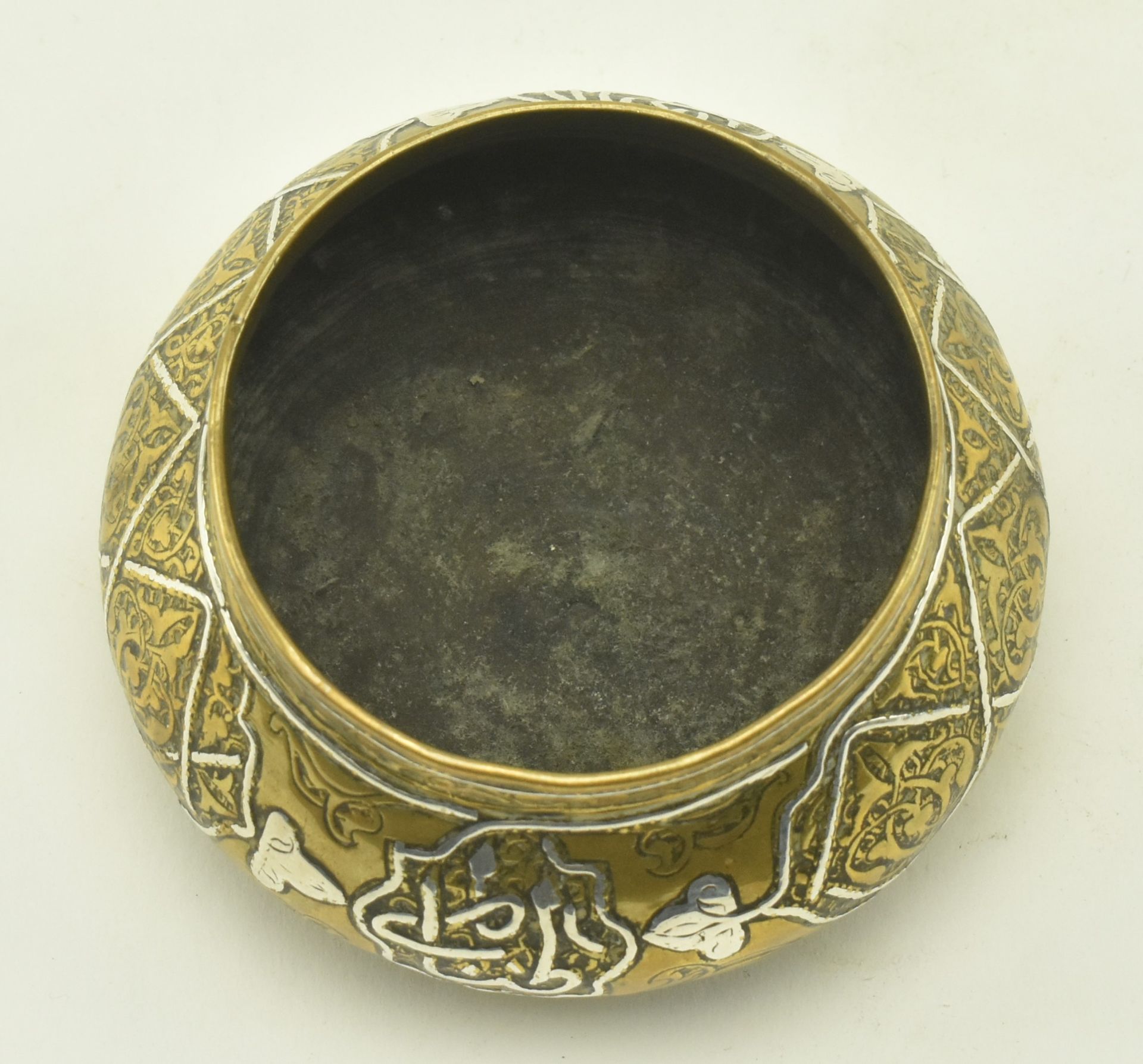 MIDDLE EASTERN DAMASCUS BRASS & WHITE METAL INLAID BOWL - Image 4 of 6