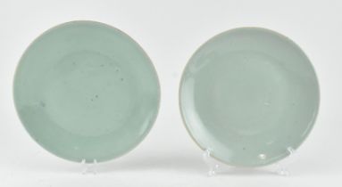 PAIR OF QING DYNASTY CELADON PLATES 清 青釉盘子一对