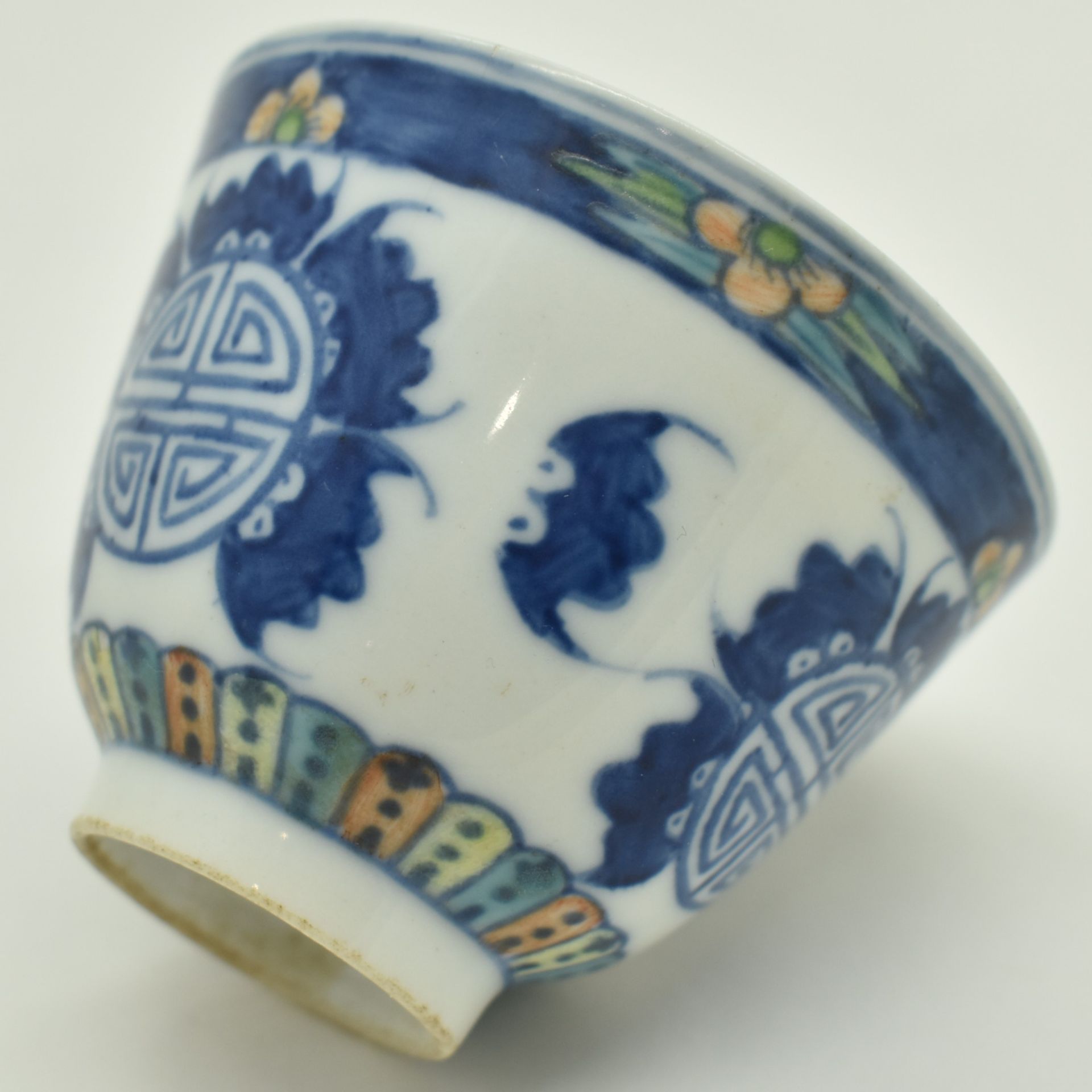 YELLOW & ORANGE ENAMELLED BLUE AND WHITE CUP 光绪青花加彩五福杯 - Image 7 of 9