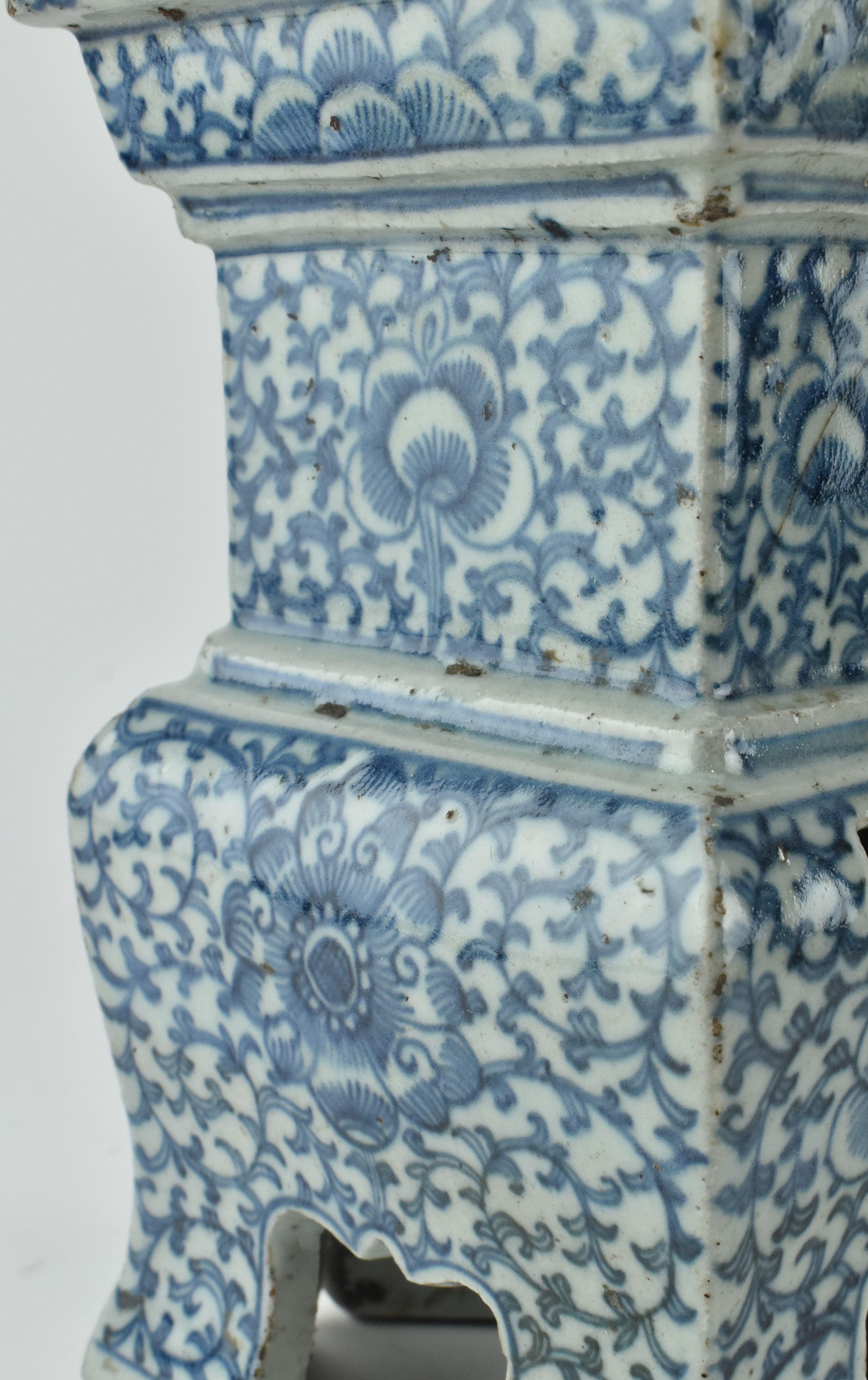 QING BLUE AND WHITE RECTANGULAR FOOTED CENSER 清 青花卷草纹香炉 - Image 5 of 6