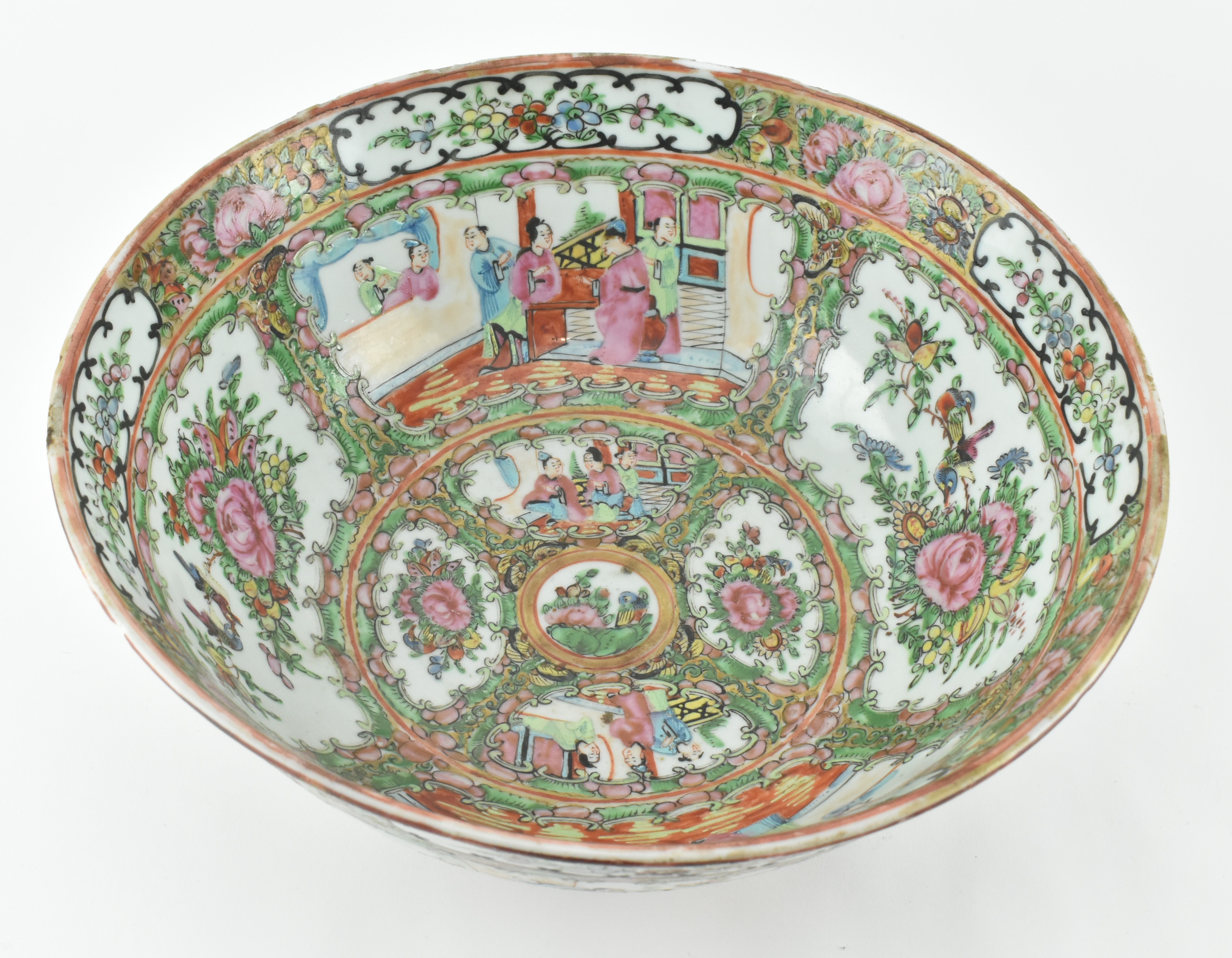 QING DYNASTY FAMILLE ROSE CANTON FIGURINE BOWL 清 广彩大碗 - Image 4 of 7